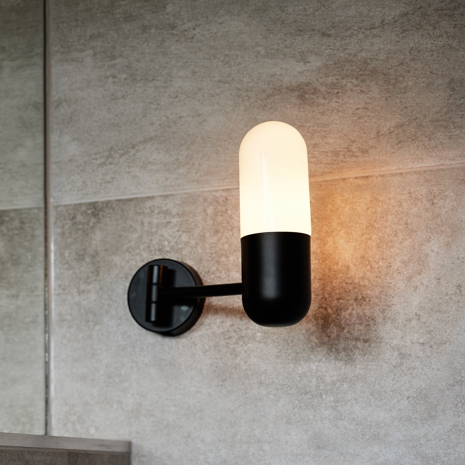 PR Home bathroom wall light Zeta, black, IP44, swivelling