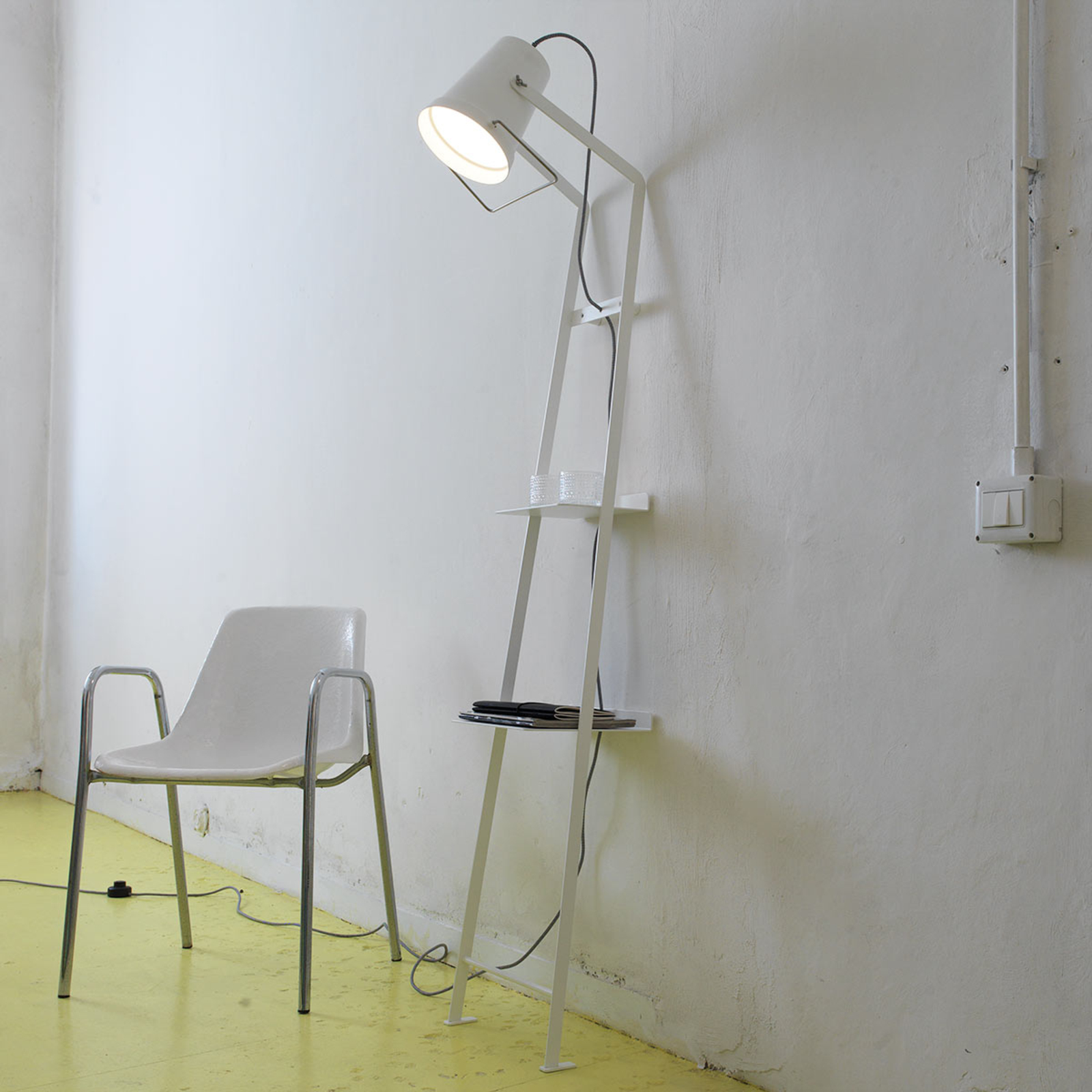Lampa stojąca Alfred z półką, biała matowa