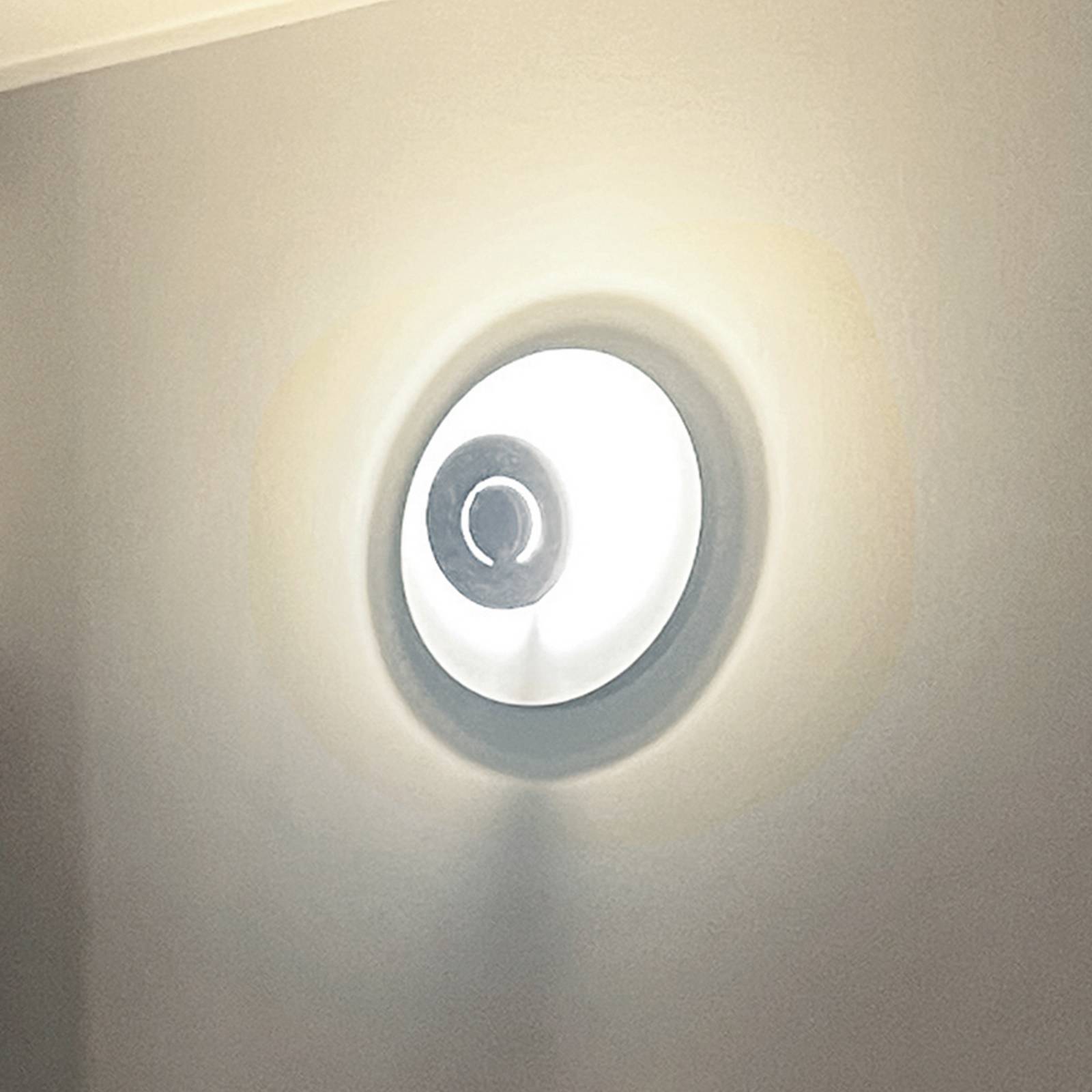 Knikerboker LED-Wandlampe DoppioZero, weiß/grau, Ø 30 cm günstig online kaufen