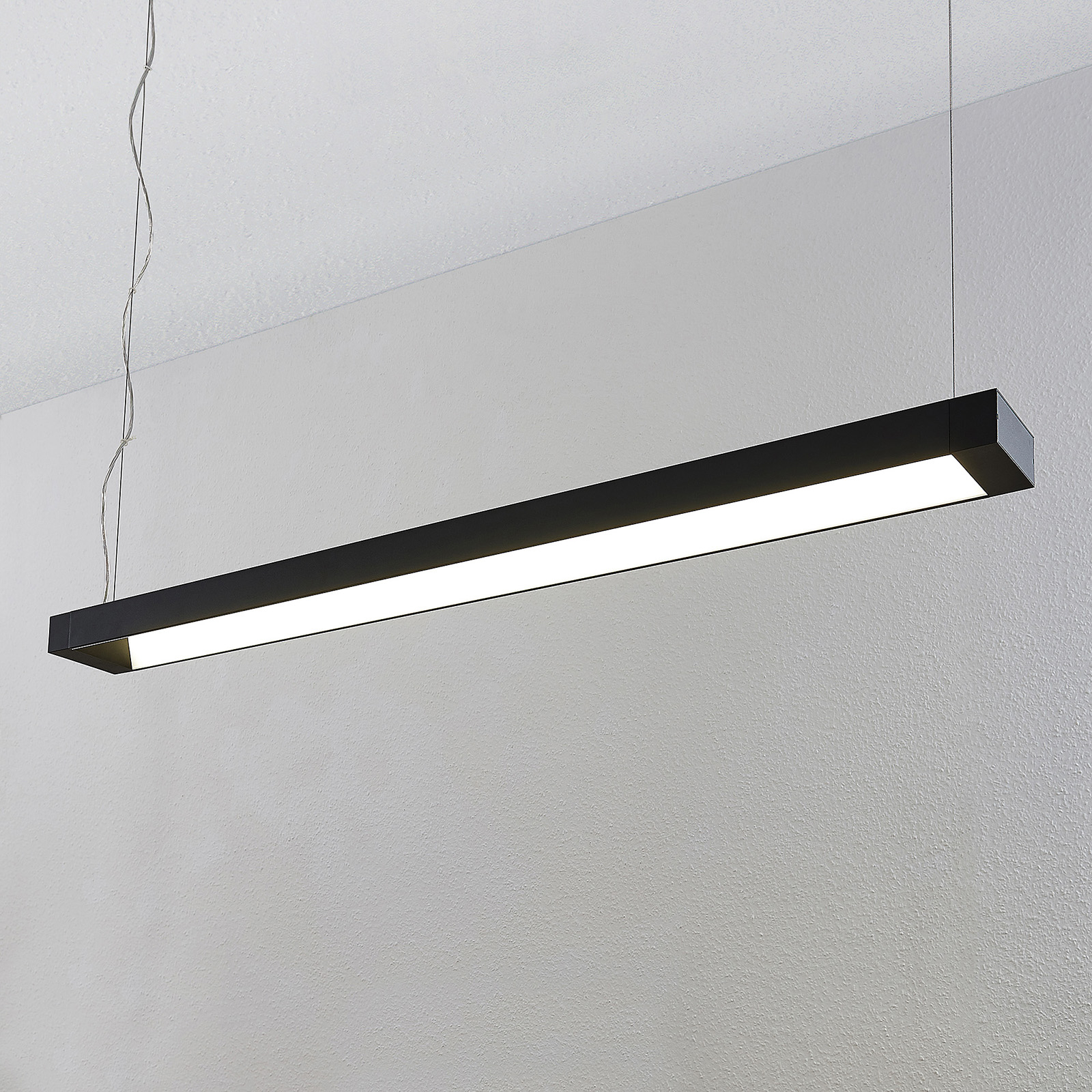 Arcchio Cuna-LED-riippuvalo, musta, kulmikas 122cm