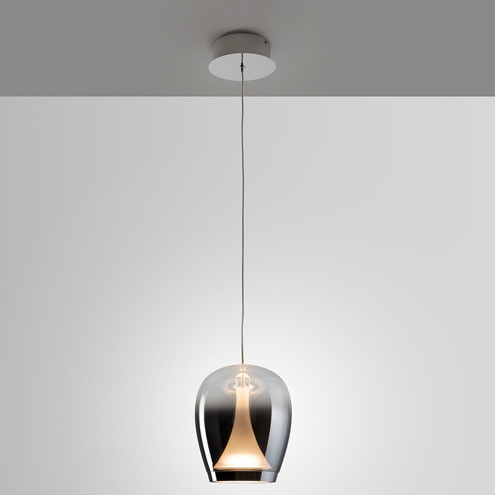 Lampada LED a sospensione a sospensione Suspiro, Ø 18 cm, cromata/grigio fumo, Lampada LED a sospensione a sospensione Suspiro, Ø 18 cm, cromata/grigio fumo,