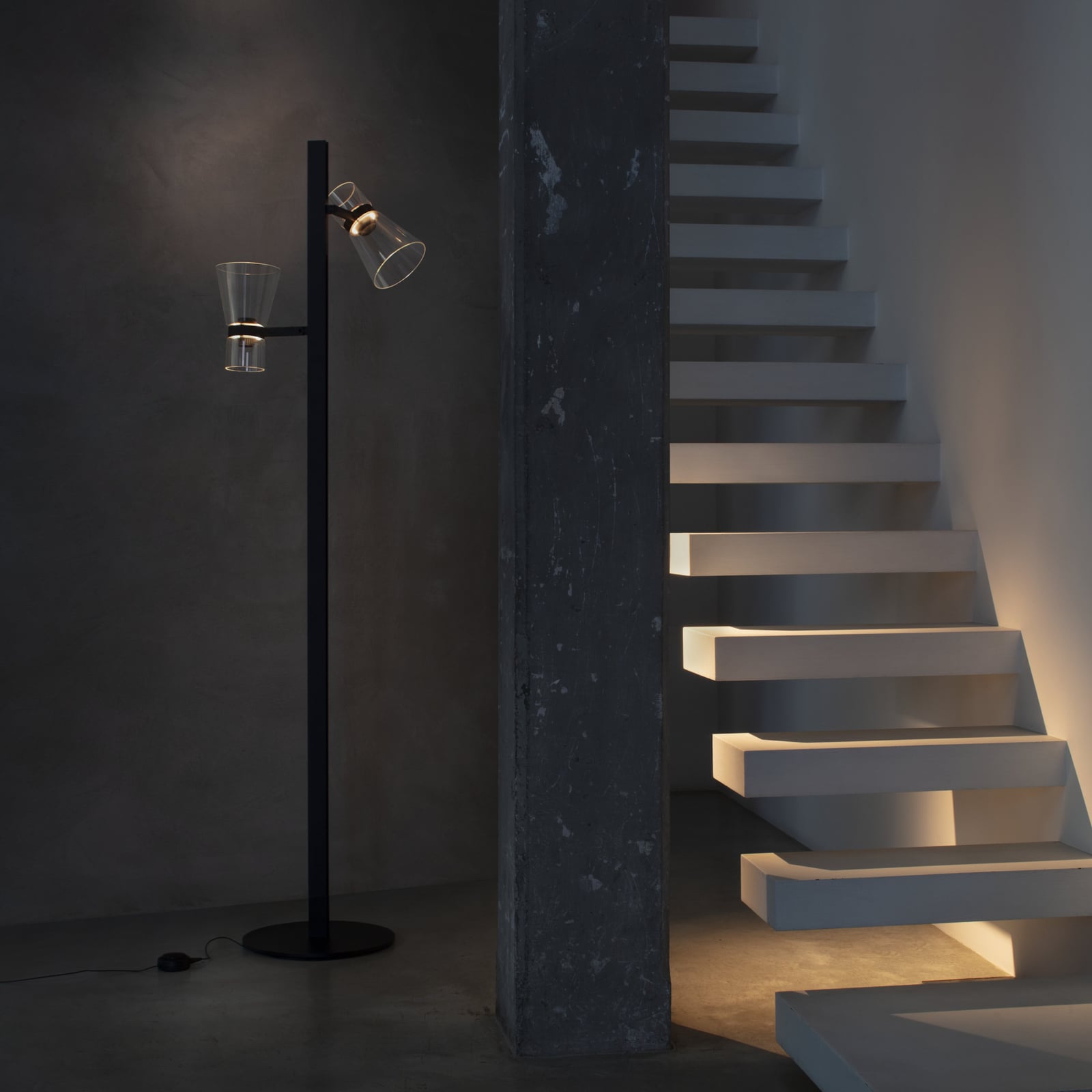 FLOS Nocturne F2 Cone LED álló lámpa, fekete, 2 izzós, 206 cm