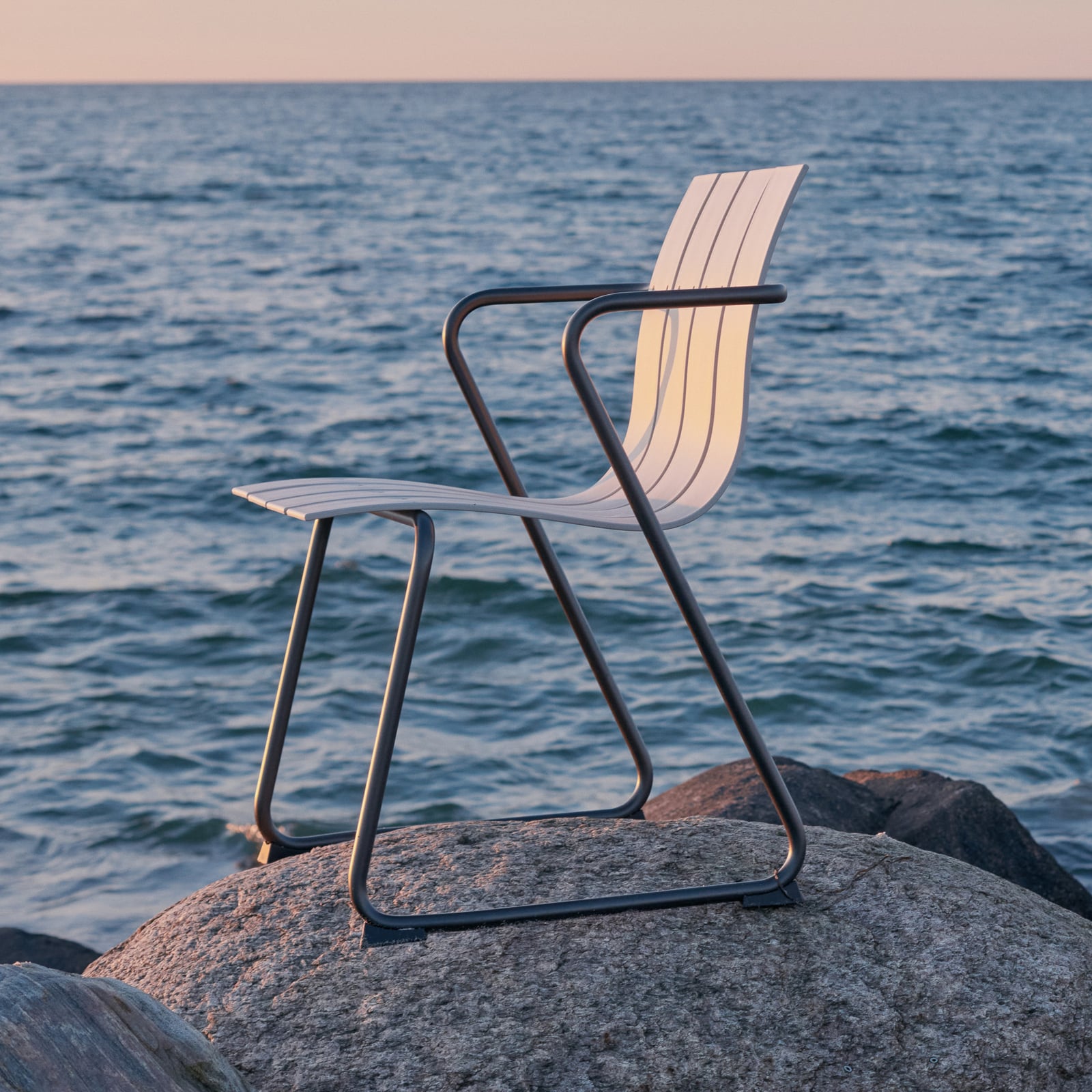 Chaise OCEAN, couleur sable, plastique, hauteur 81 cm - Mater