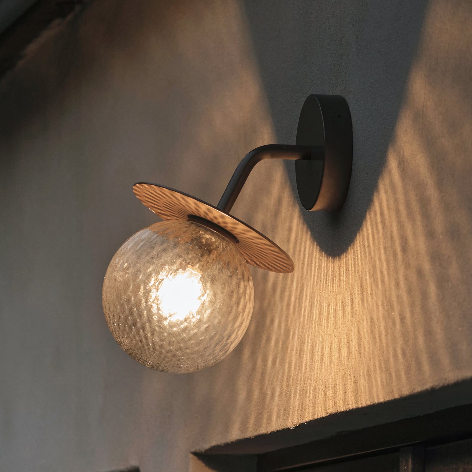 Nuura Vonkajšie nástenné svietidlo Liila, šírka 16 cm, bronzová/číra Nuura Vonkajšie nástenné svietidlo Liila, šírka 16 cm, bronzová/číra