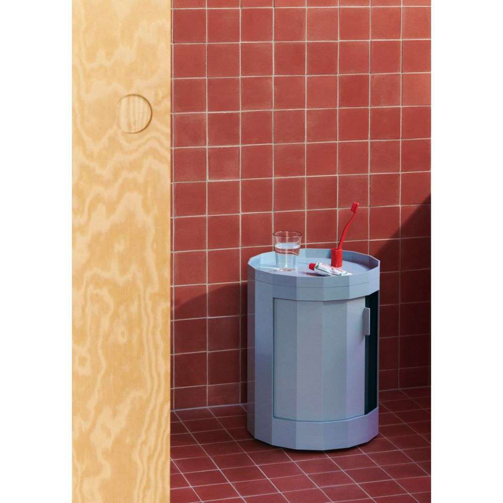 Facet sidebord, blå, 49 cm, ben og hjul - HAY