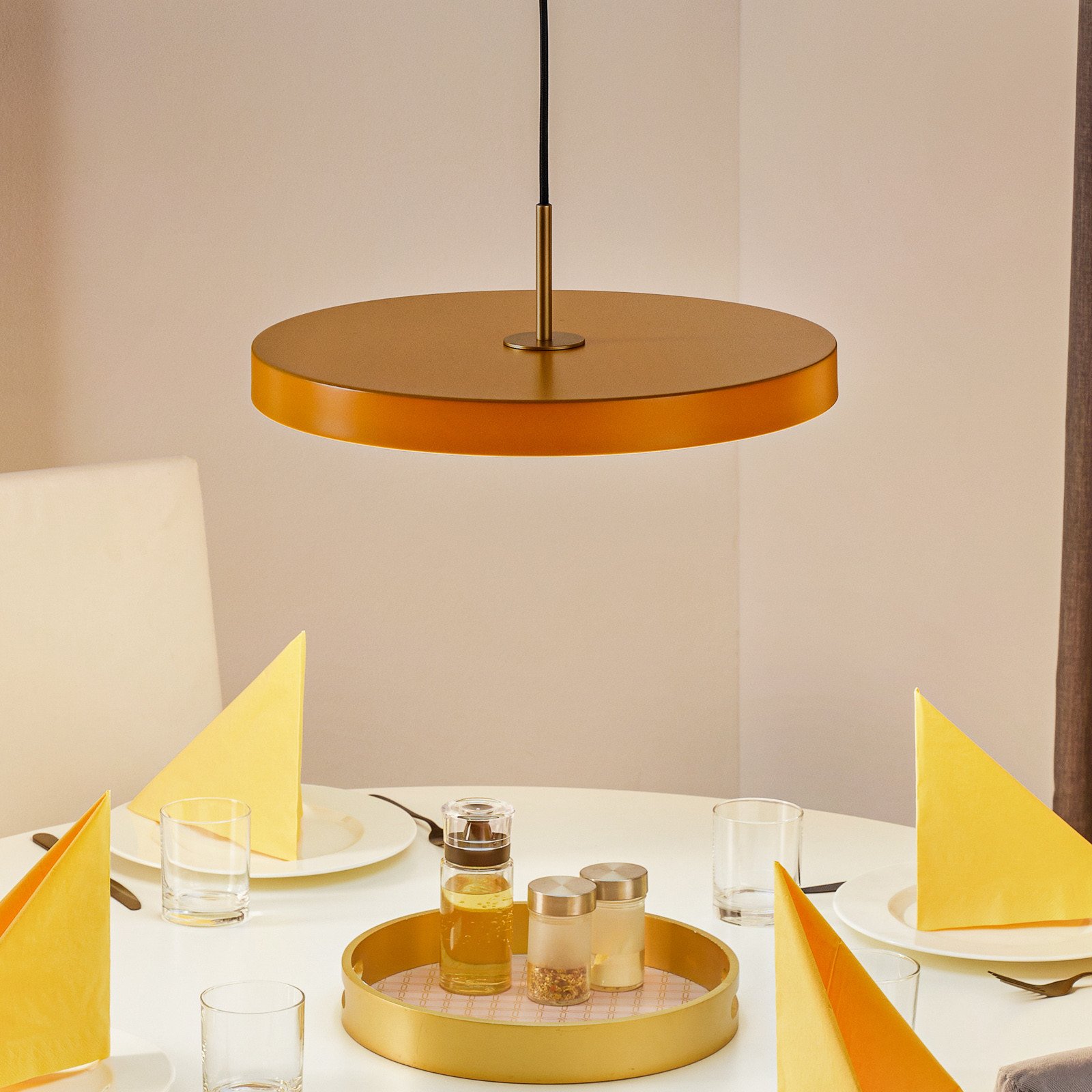 UMAGE Asteria medium lampă susp alamă galben-șofra - Camera de zi / sufragerie - design - galben-șofran - Metal