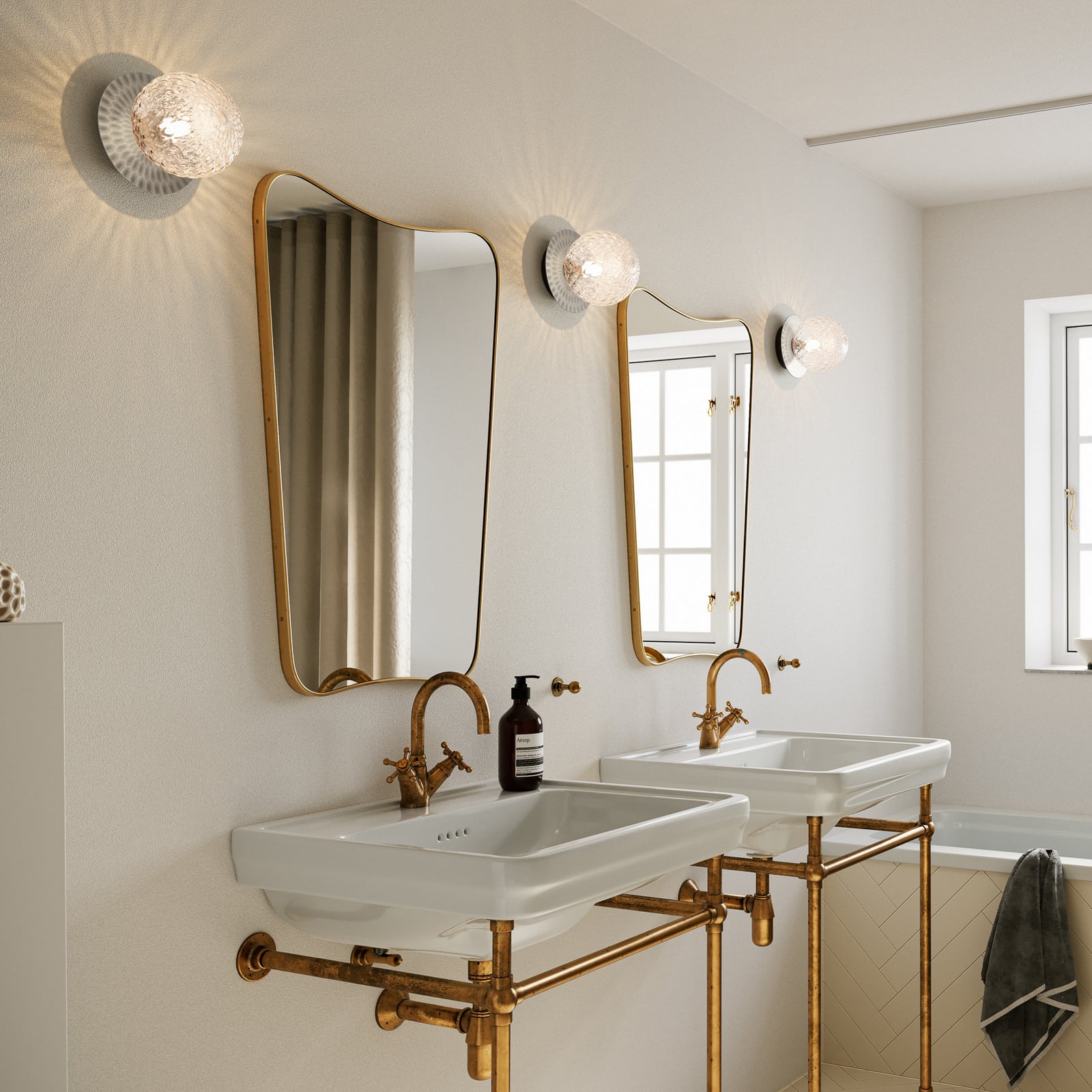 Liila 1 Medium Wandleuchte, silber/klar, IP44, G9 - Nuura