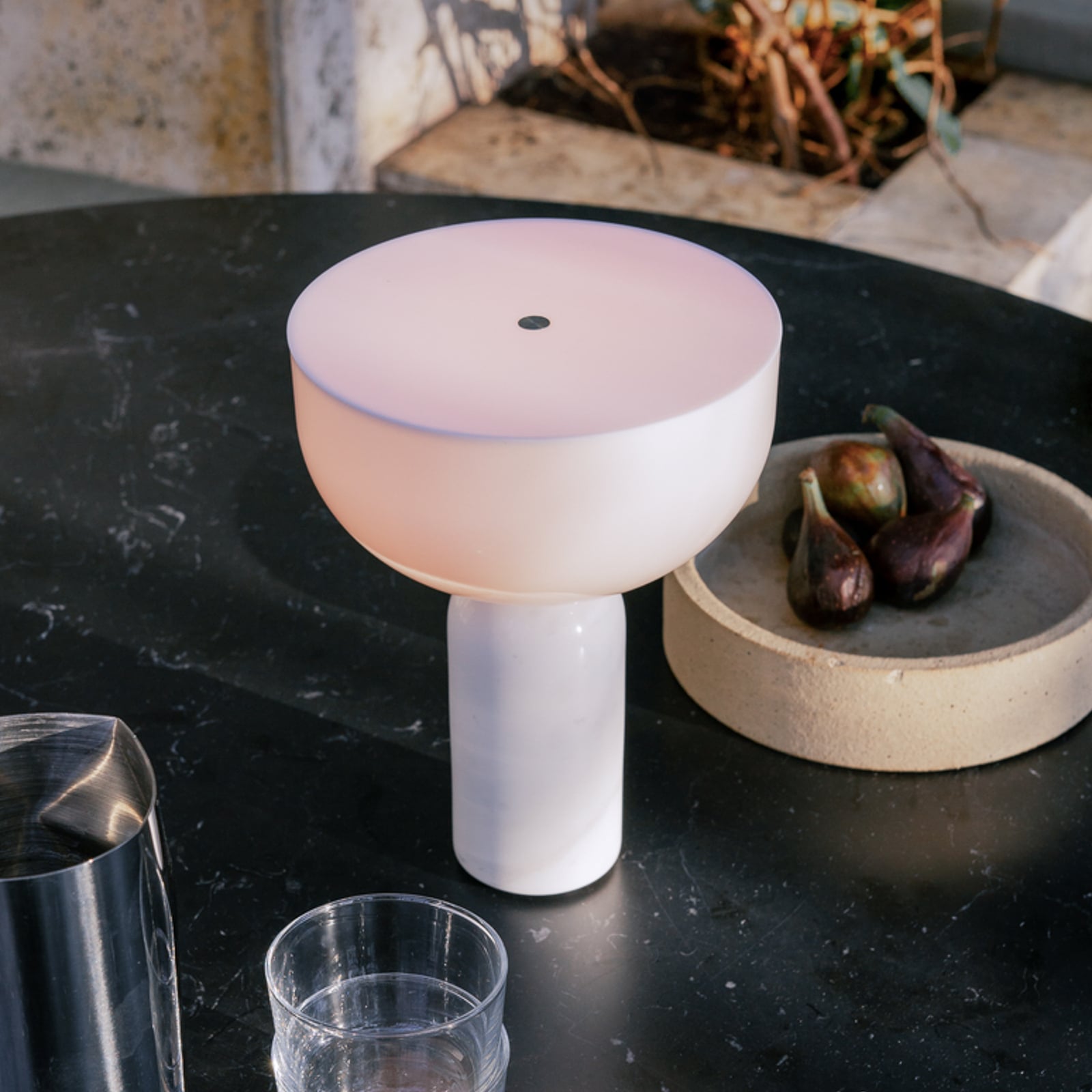 New Works Kizu Akku-Tischleuchte mit Marmorfuß