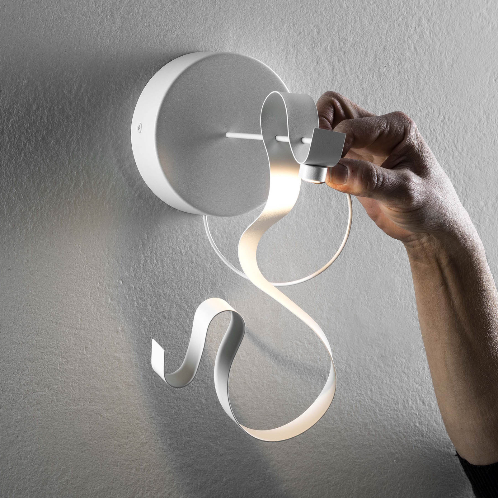 Knikerboker Curve LED wall light, steel, white