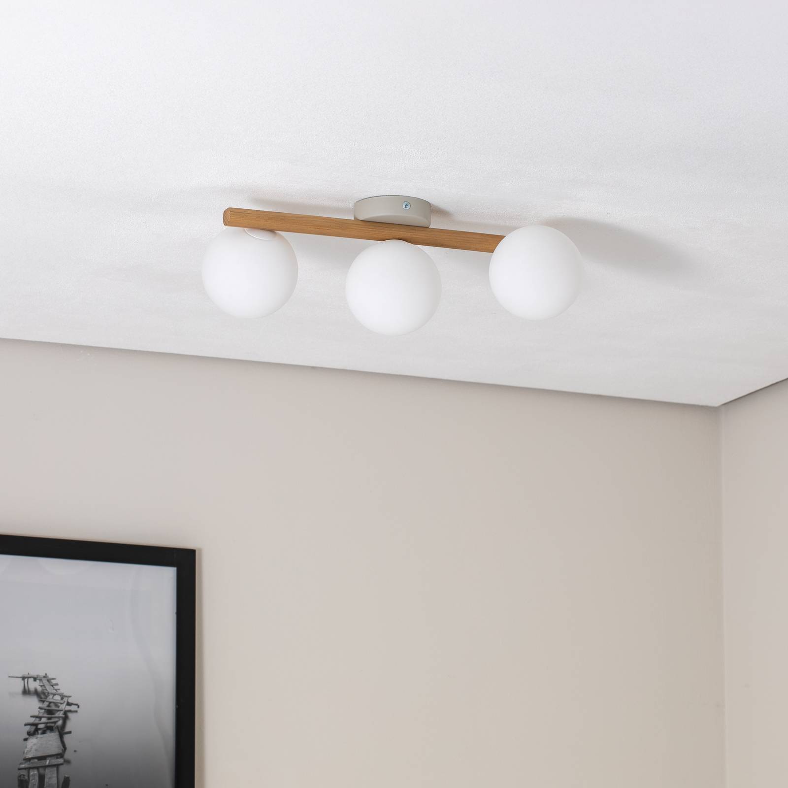 Lampa sufitowa Estera, szkło opalowe, drewno, 3-punktowa