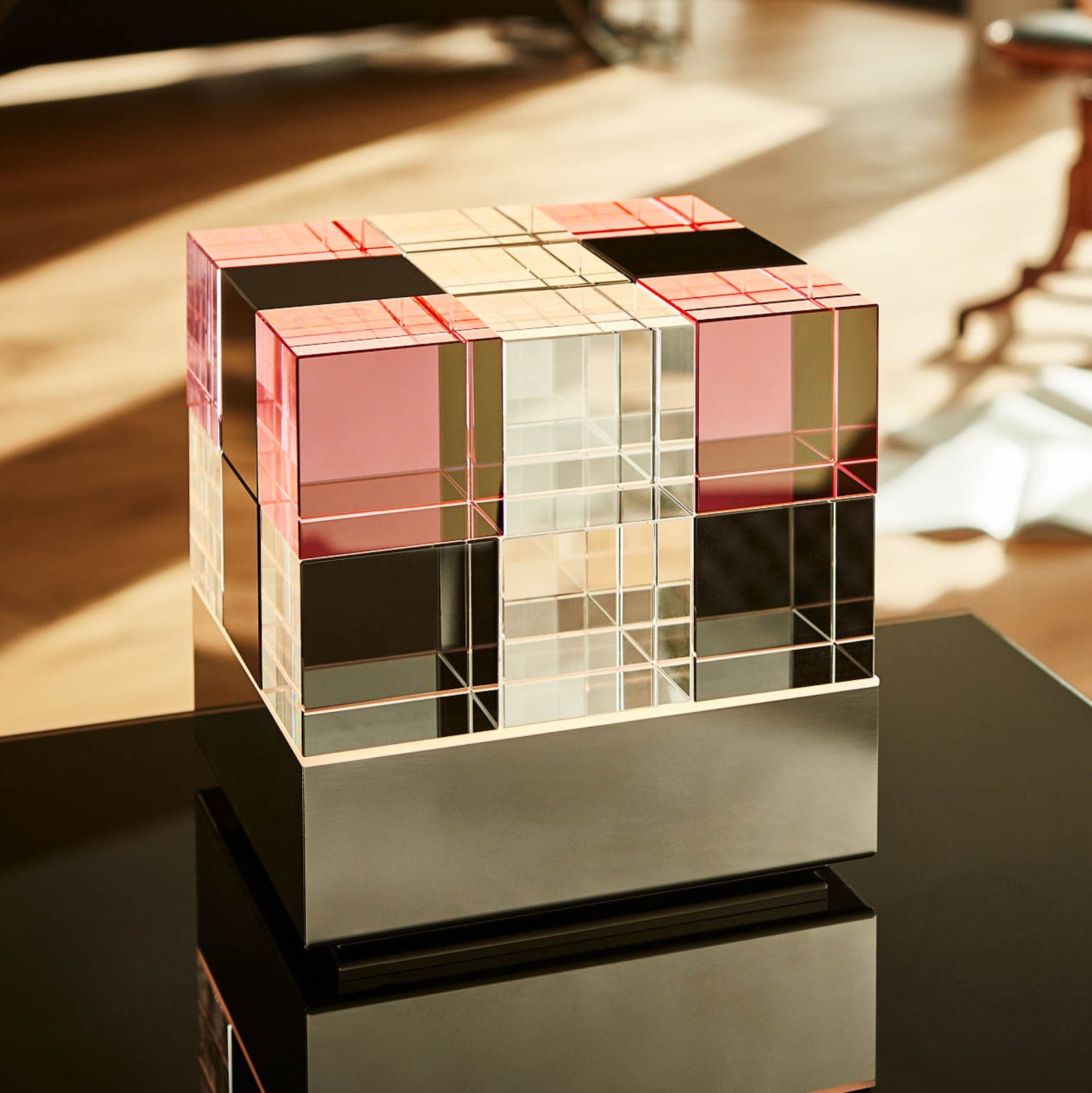TECNOLUMEN Cubelight LED-es asztali lámpa, rózsaszín/fekete színben