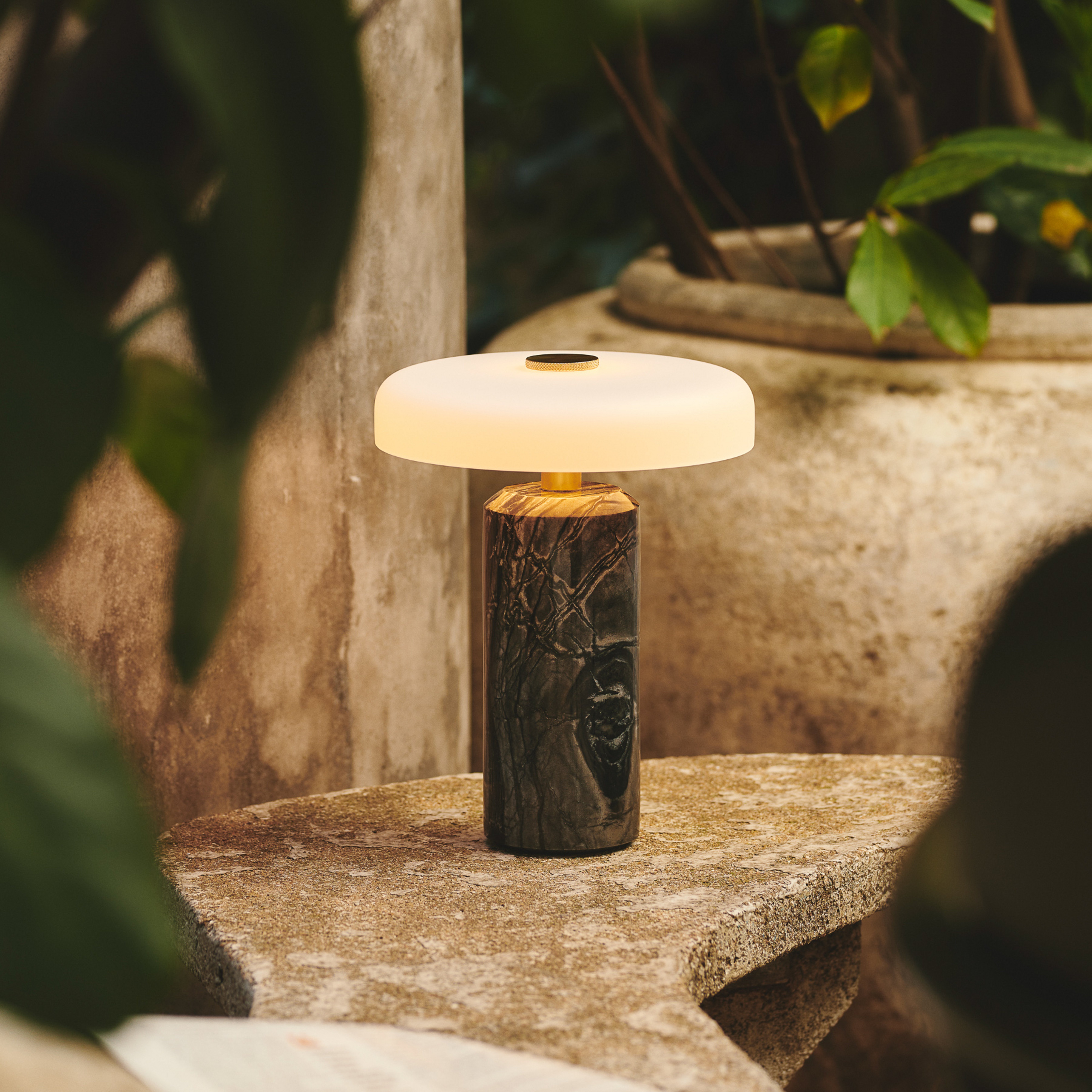 Lampe de table LED rechargeable Trip, gris / blanc, marbre, verre, IP44