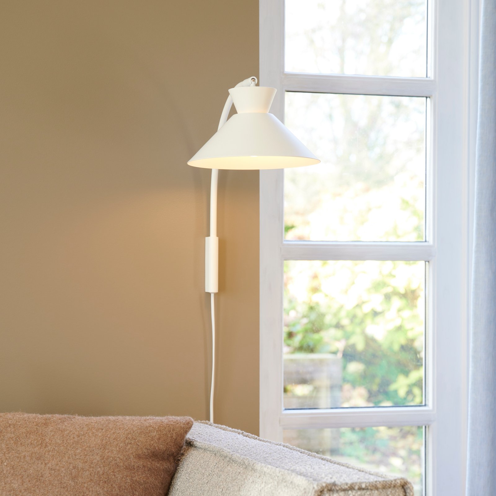 Wandlampe Dial mit schwenkbarem Schirm und Stecker