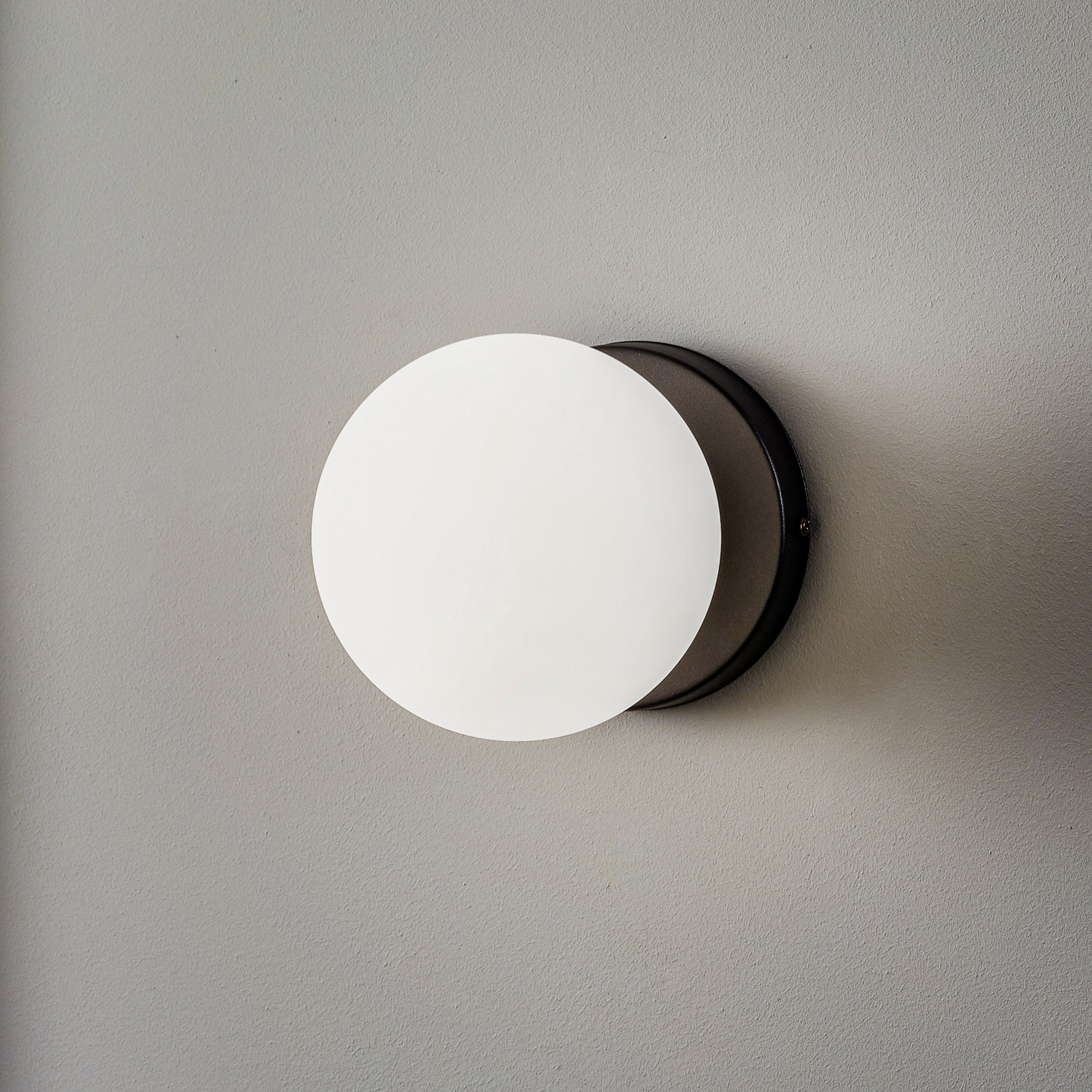 Applique murale Kiba, noir/doré, abat-jour boule en verre