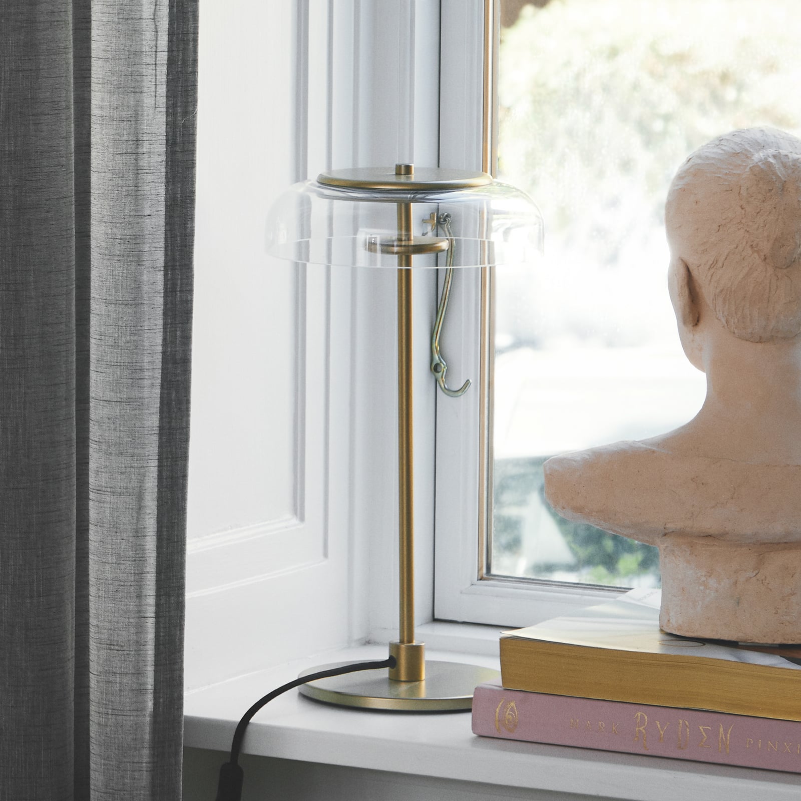 Nuura LED stolní lampa Blossi, výška 43 cm, zlatá/čirá