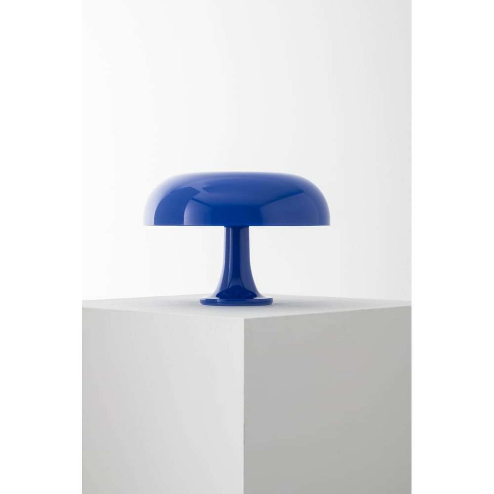 Lampe à poser Artemide Nessino, bleu foncé, hauteur 22 cm
