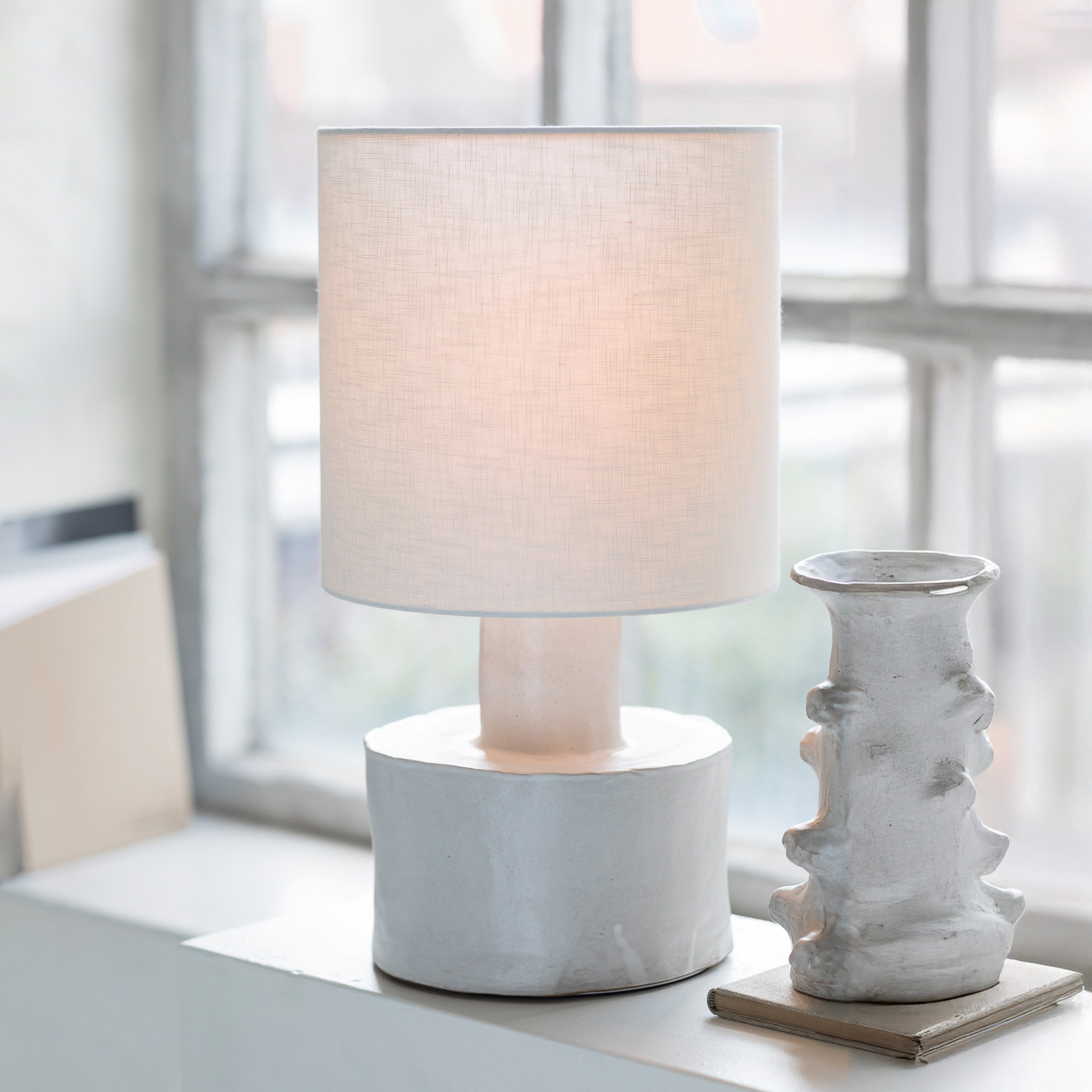 WHITE-WHITE CATHERINE bordlampe, stentøj, tekstil, højde 47 cm, E27 – Serax