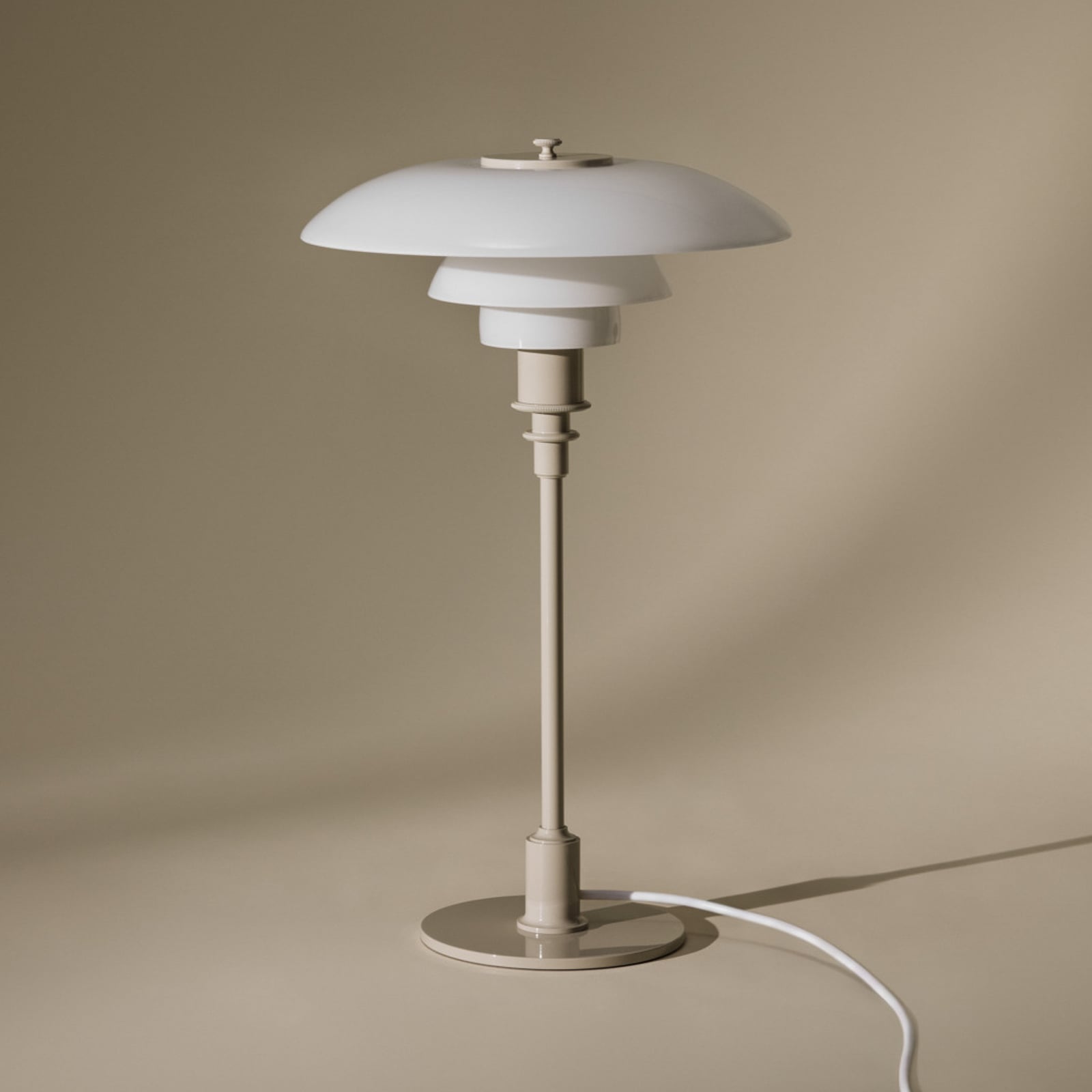 PH 3/2 pöytälamppu, kiiltävä beige, Ø 28 cm – Louis Poulsen PH 3/2 pöytälamppu, kiiltävä beige, Ø 28 cm – Louis Poulsen