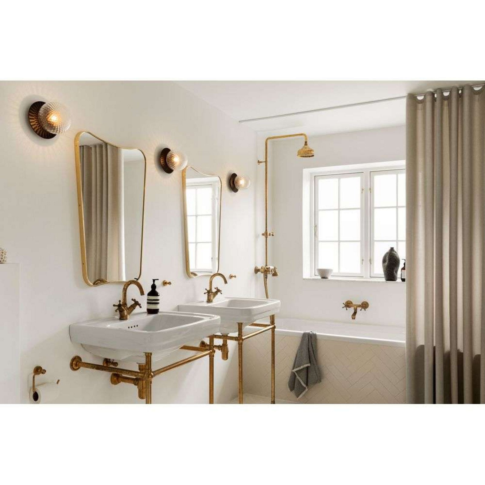 Nuura Aps Nuura aplică de perete Liila 1 IP44 Ø 165 cm negru/transparent - Baie - Scandinavă - negru transparent - Metal