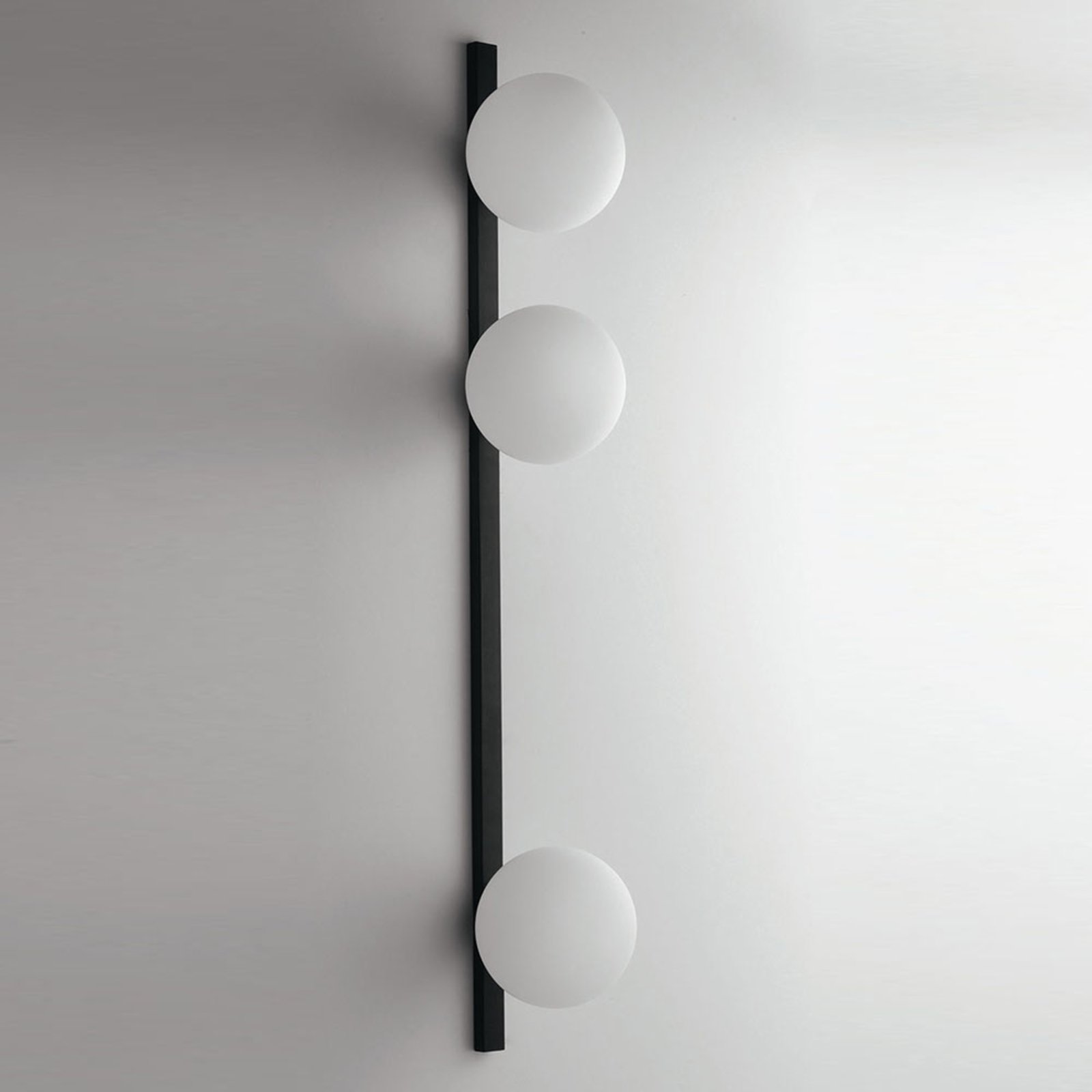 Vegglampe Enoire i svart og hvit, 3 lyskilde