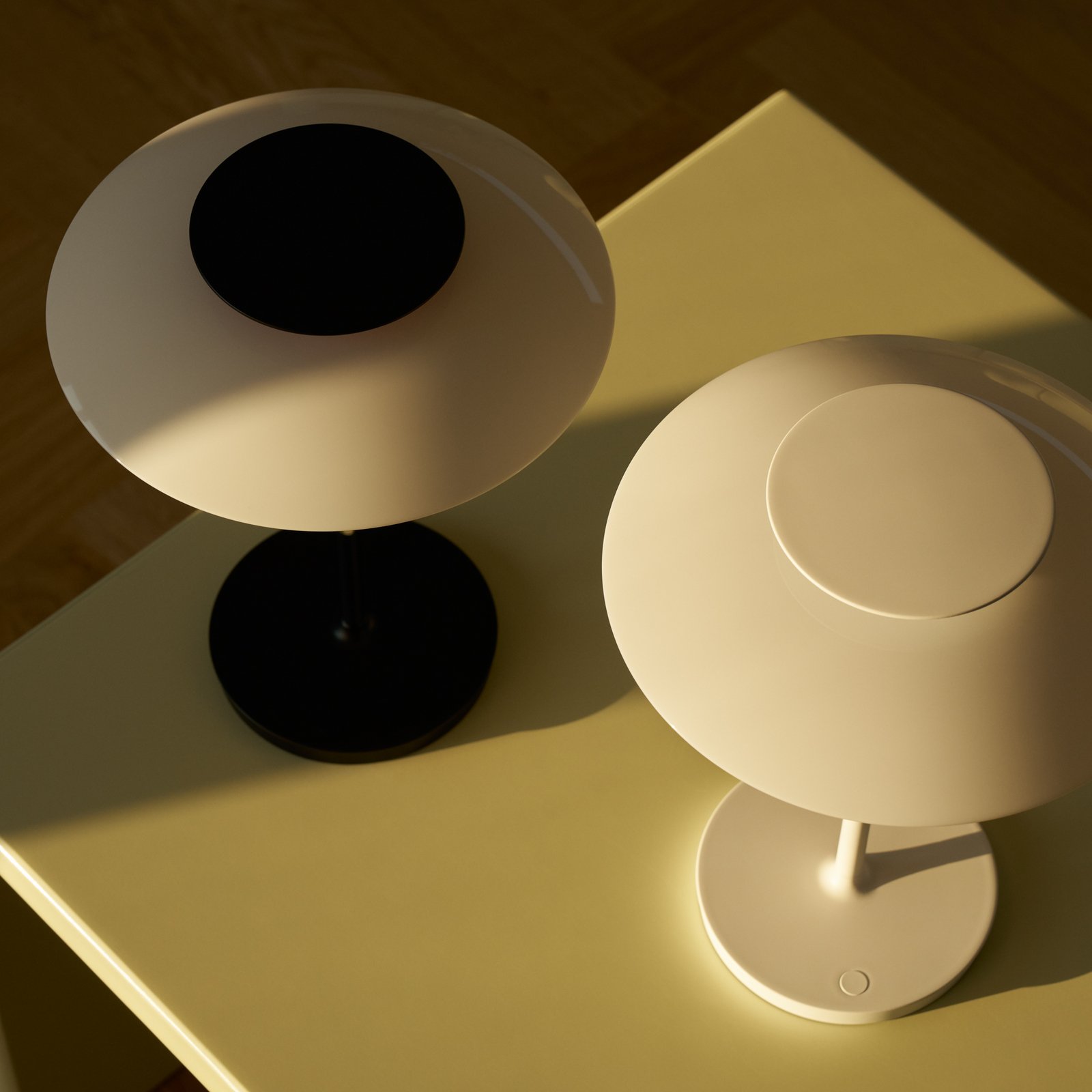PH80 PORTABLE Akumulátorová stolní lampa, bílá/červená/chrom - Louis Poulsen