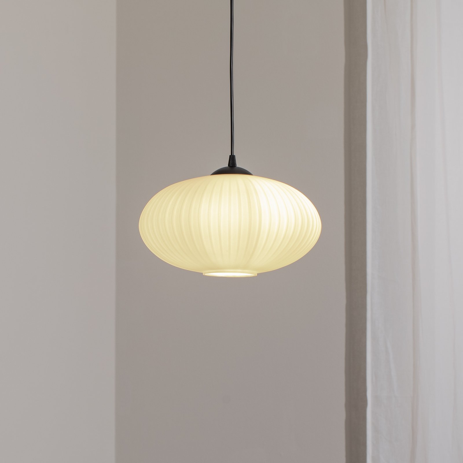 Spisebordslampe Coco, Ø 30 cm, sort/opal, glas
