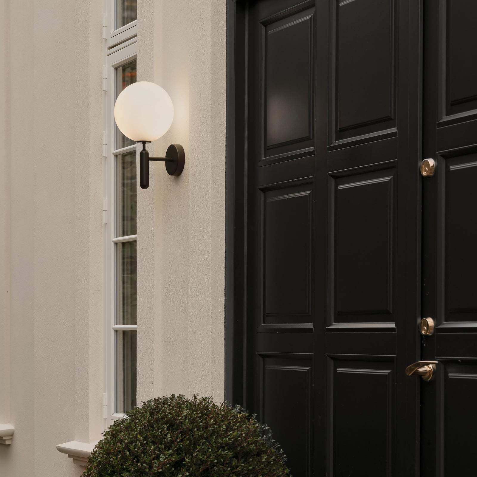 Nuura Външна стенна лампа Miira, Ø 20 cm, черна/опал