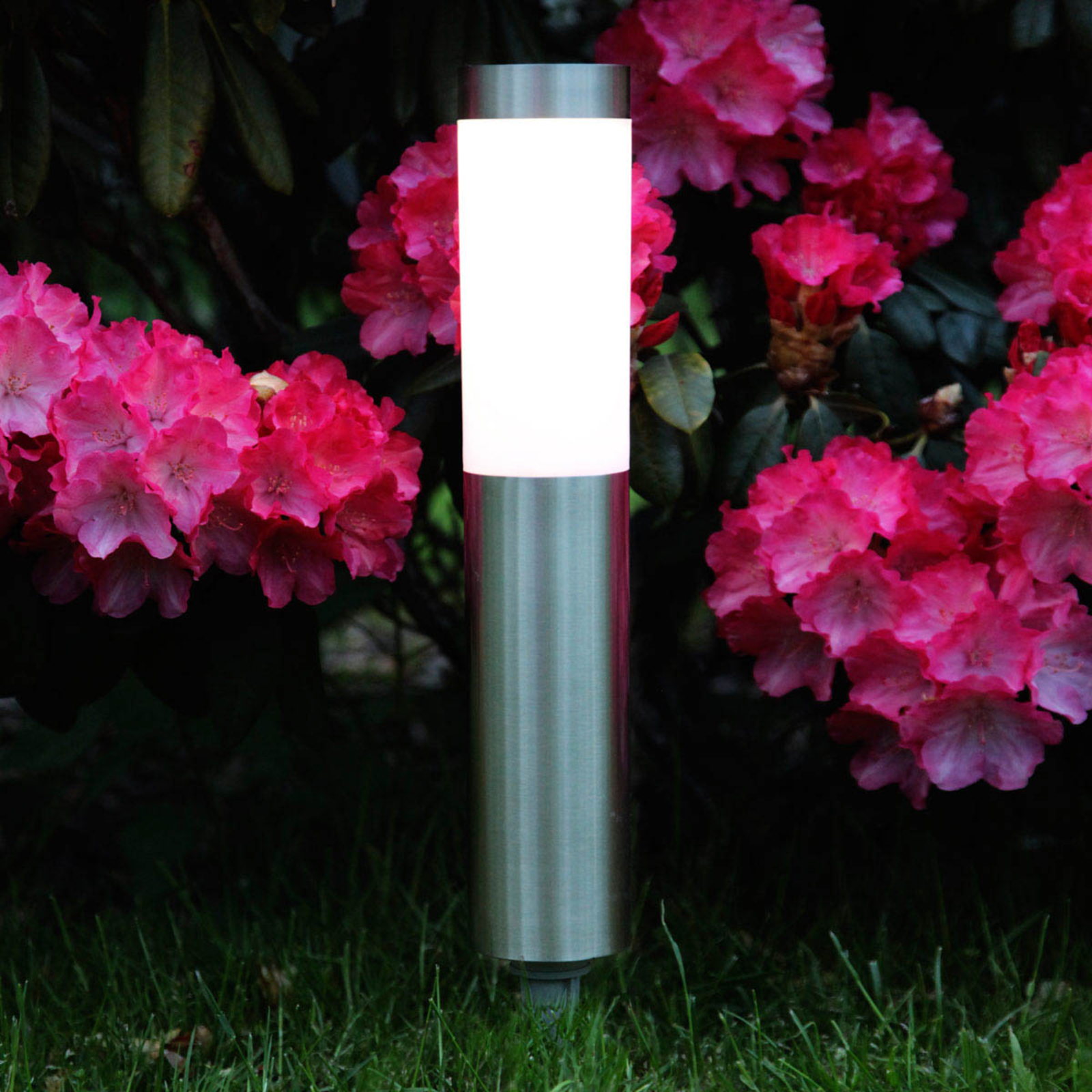 Freya LED-lampe med jordspyd til solcelle, sølv