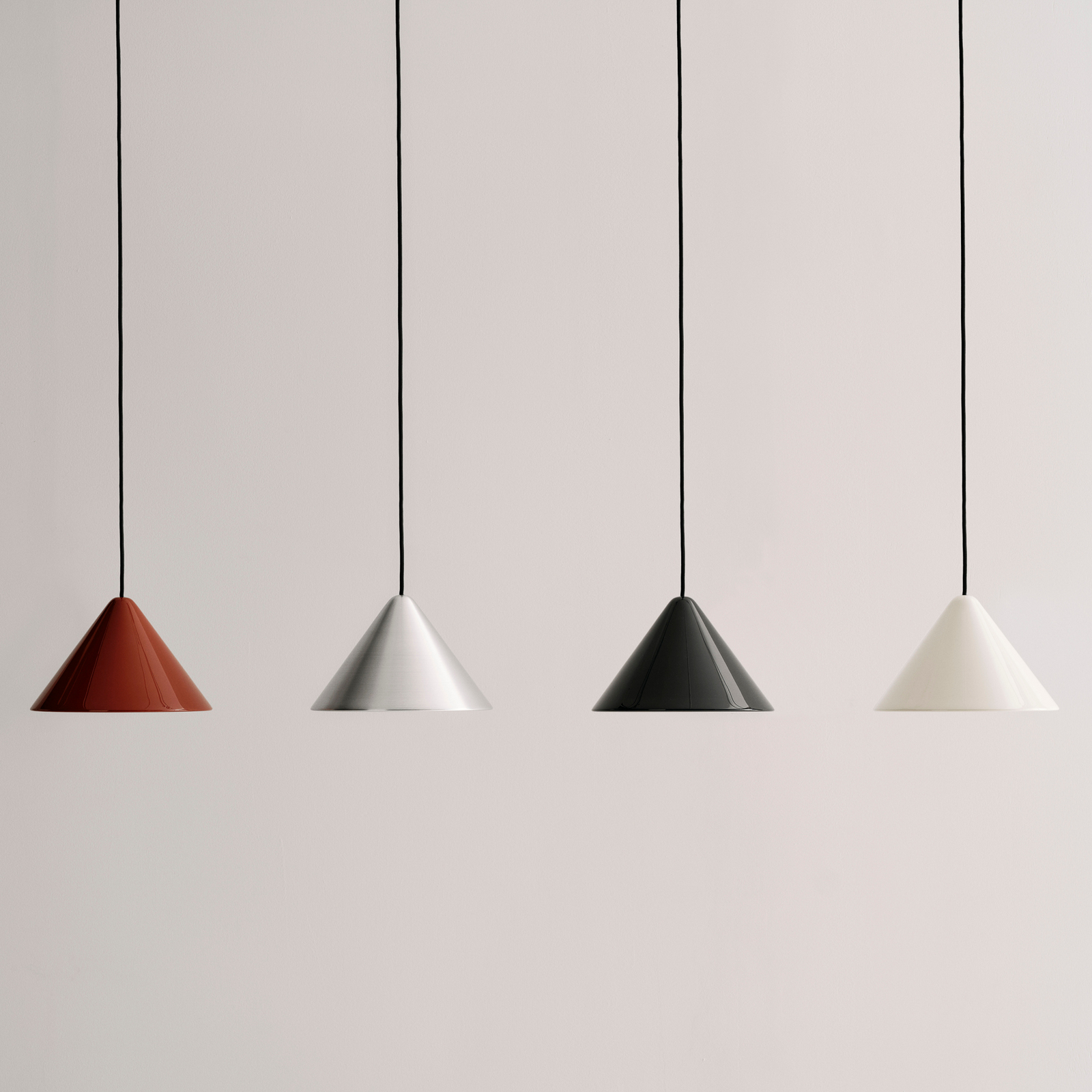 Závěsné světlo Compass, červené, Ø 26 cm, GX53 – HAY