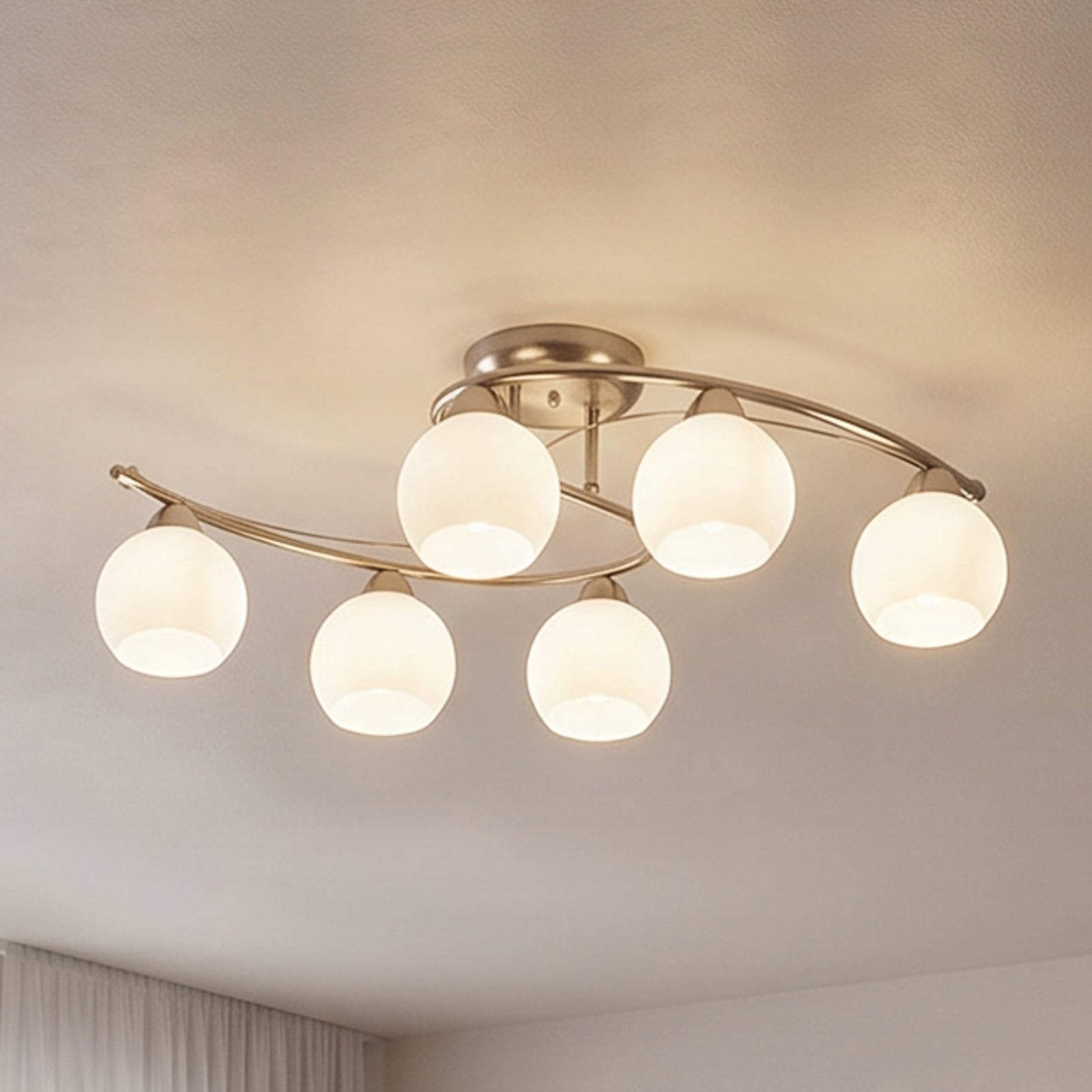 Lindby plafonnier Svean, 6 lampes, blanc, verre, longueur 75cm