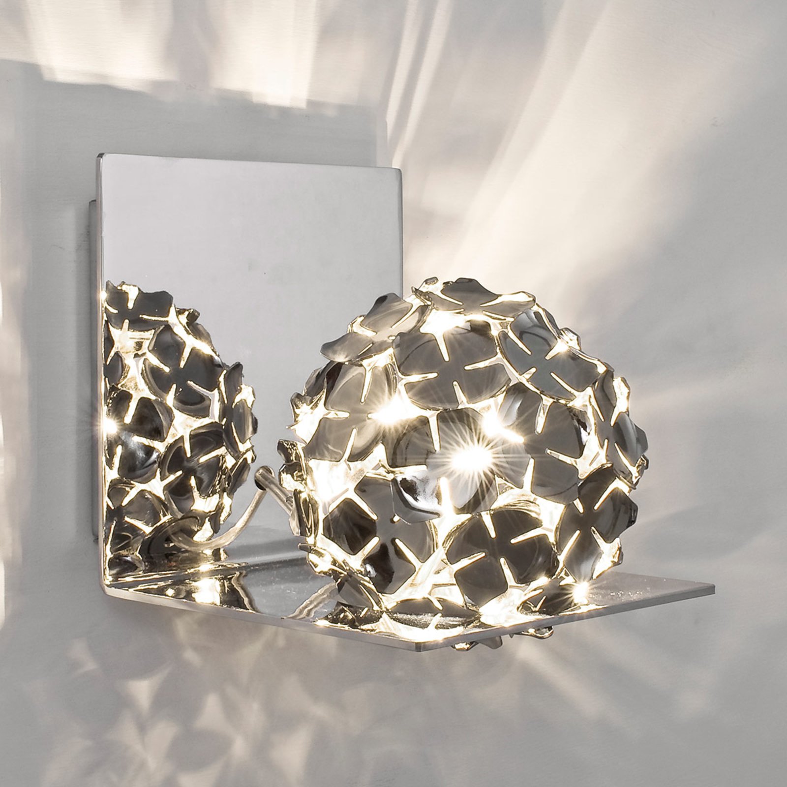 Ortenzia wall light with floral design