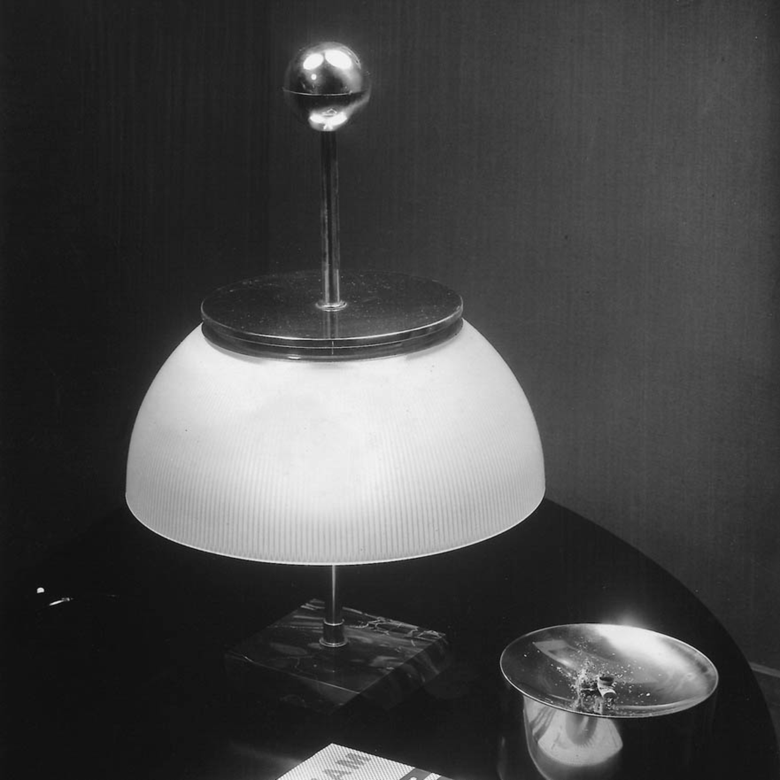 Artemide Alfa lámpara de mesa, pantalla de vidrio