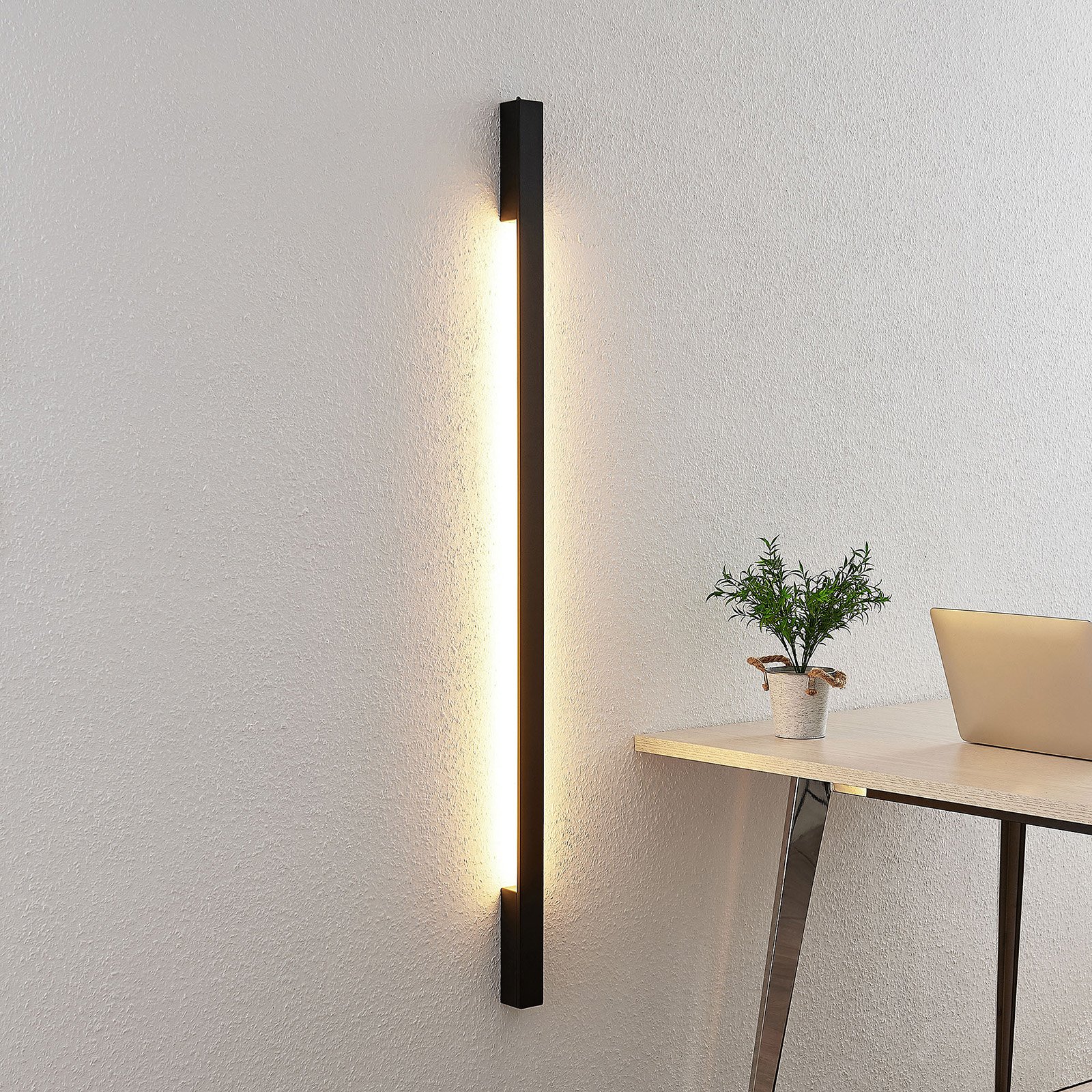 Arcchio Ivano LED-vägglampa, 130 cm, svart