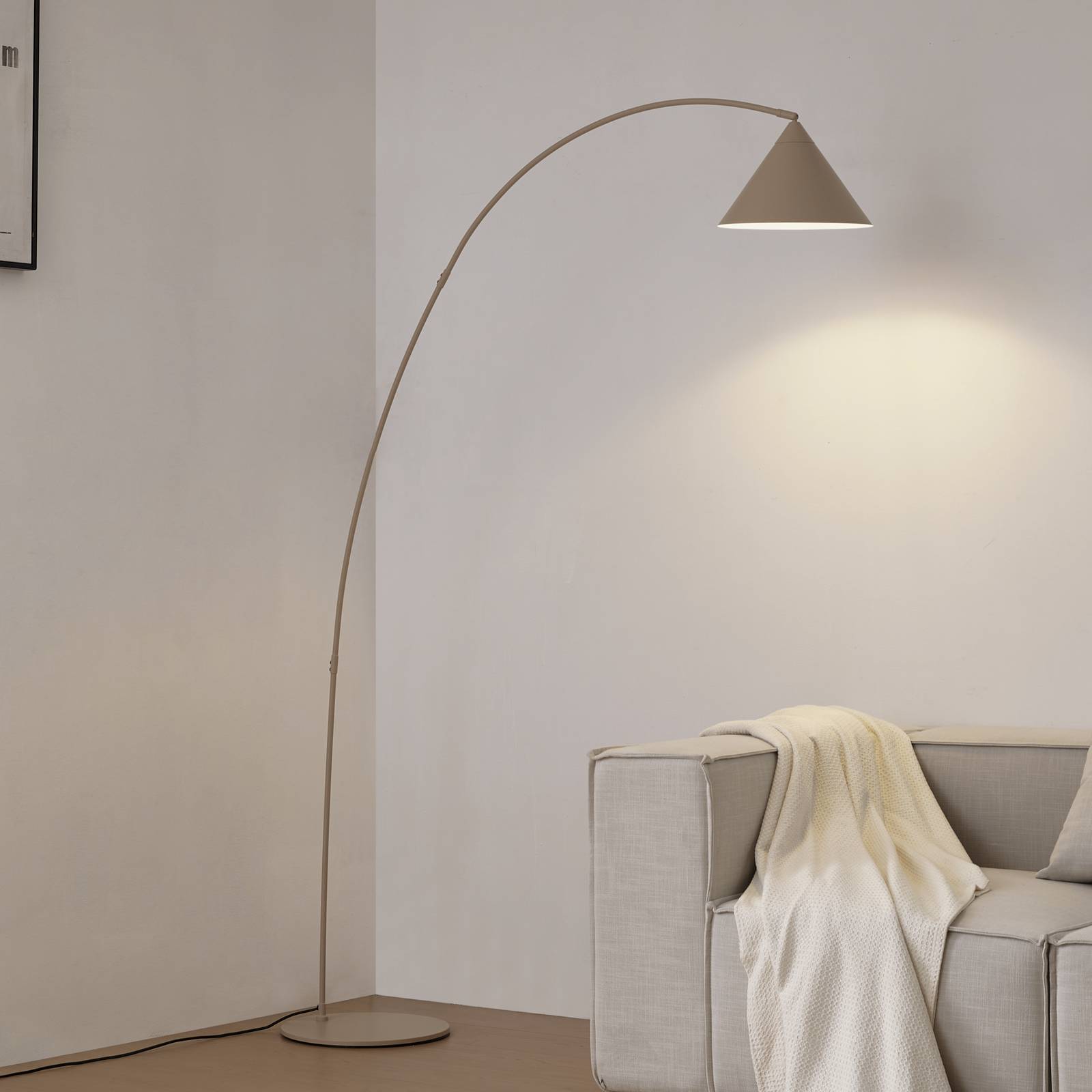 Lindby lampa łukowa Triangolo, beżowa, wysokość 195 cm, metal, E27
