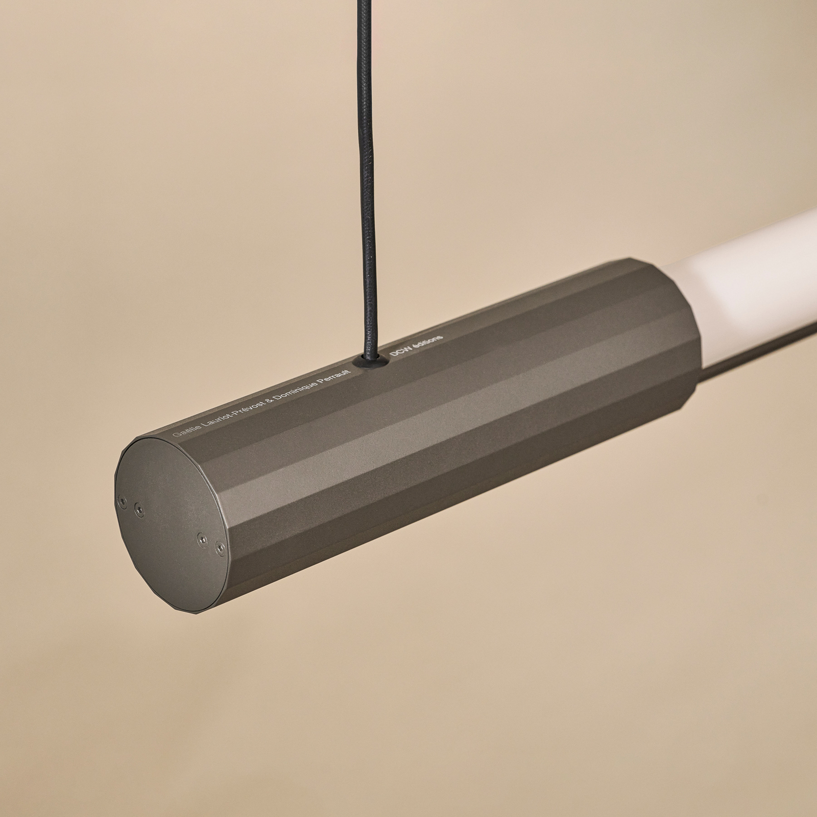 Lampada LED a sospensione In Fine, grigio scuro, lunghezza 105 cm - DCW