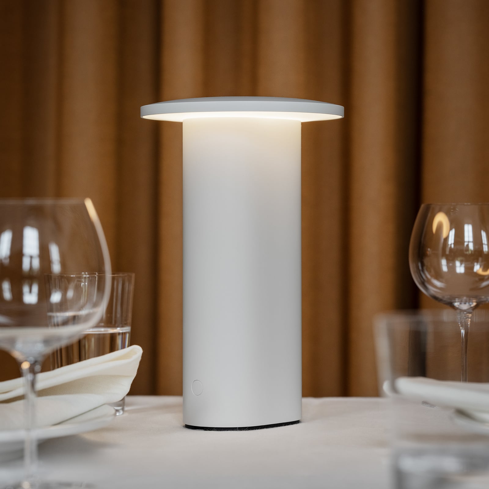 Fritz Hansen LED-Akku-Tischleuchte Solae, Aluminium, IP44