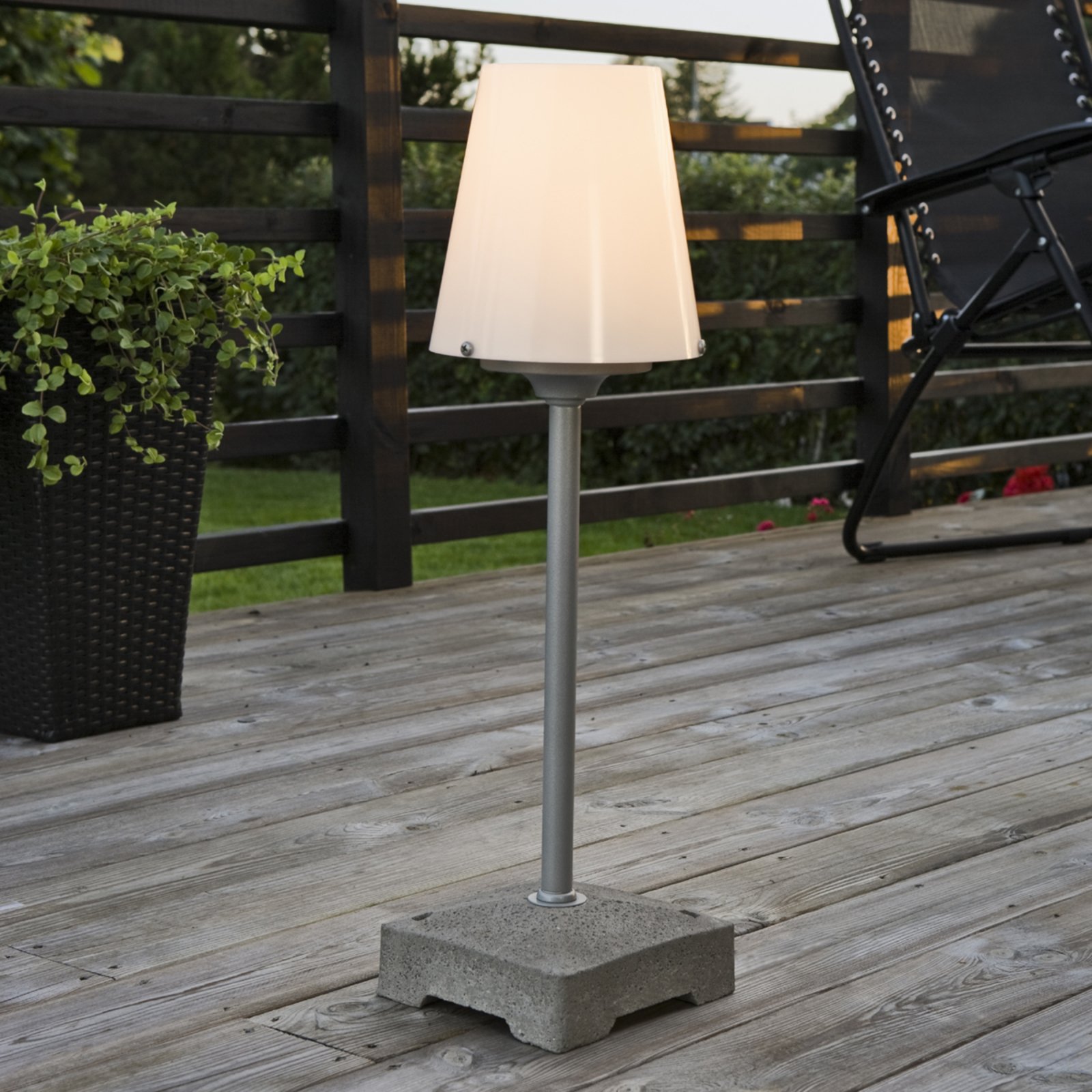 Stylová nová stojací lampa Lucca pro venkovní použití, 59 cm