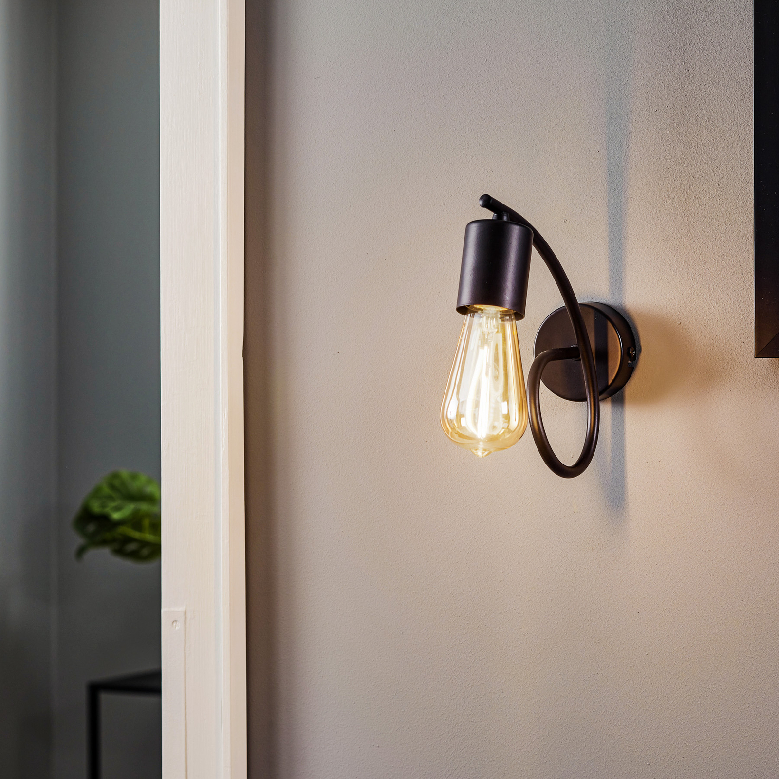 Vägglampa Tarnow i svart
