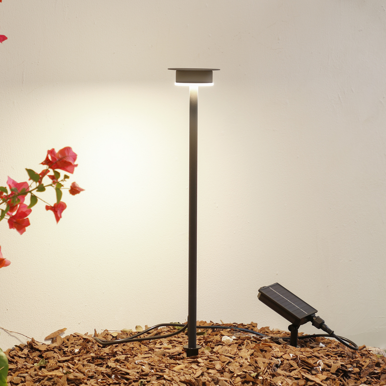 Lyris Lampa se solárním článkem w/Zemní hrot Černá - Lindby