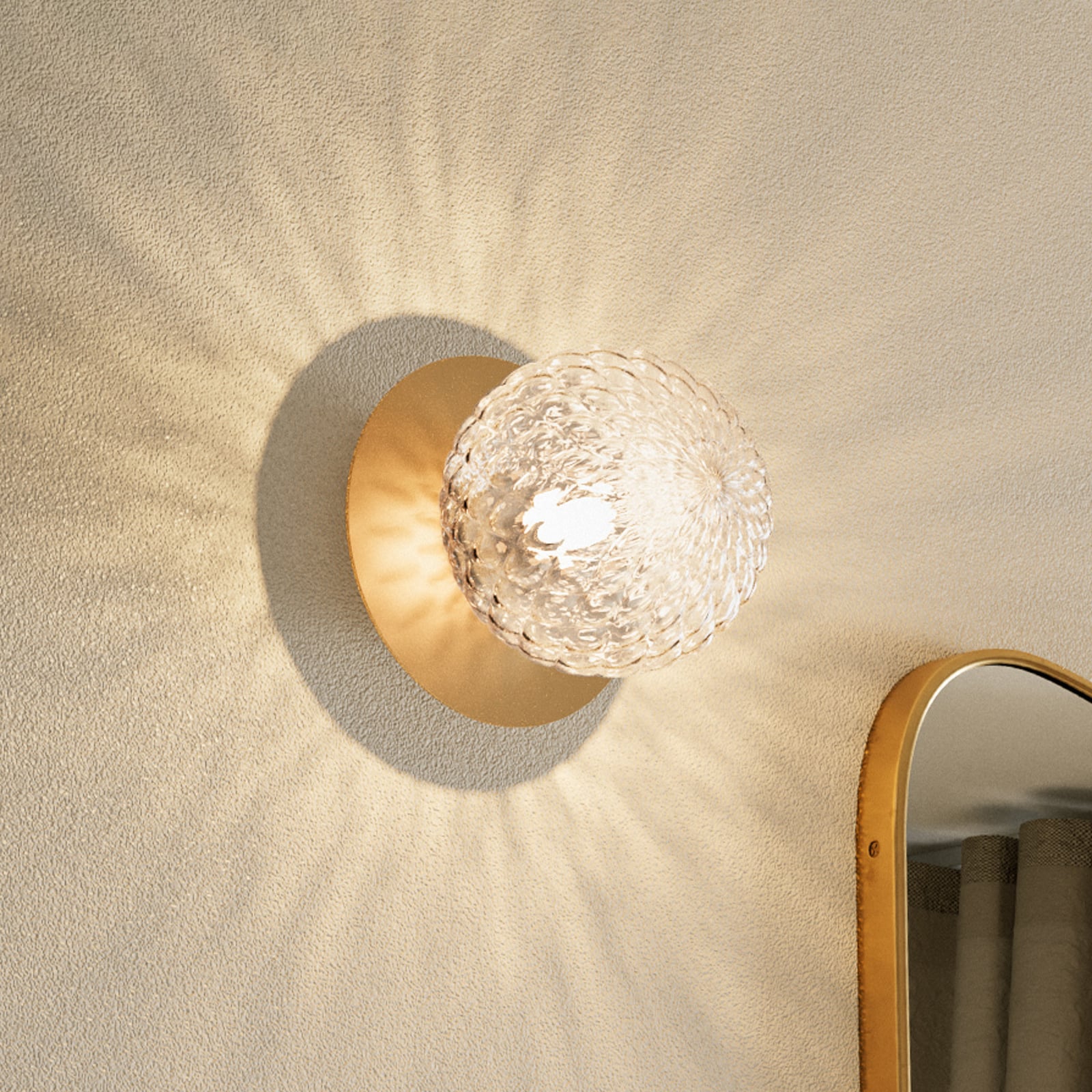 Nuura Wandleuchte Liila 1, IP44, Ø 14 cm, gold/klar