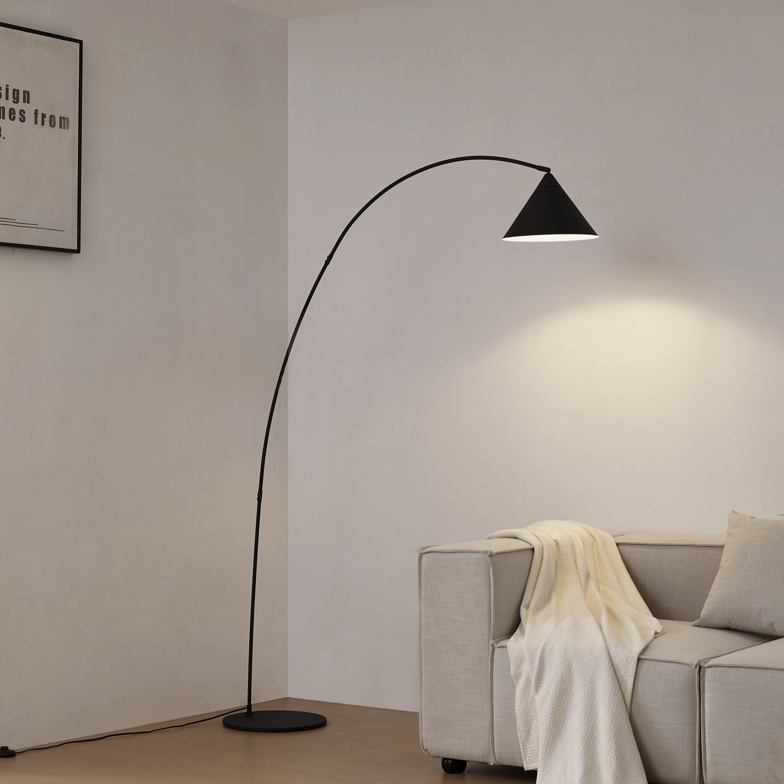 Lindby Bogenlampe Triangolo, schwarz, Höhe 195cm, Metall E27