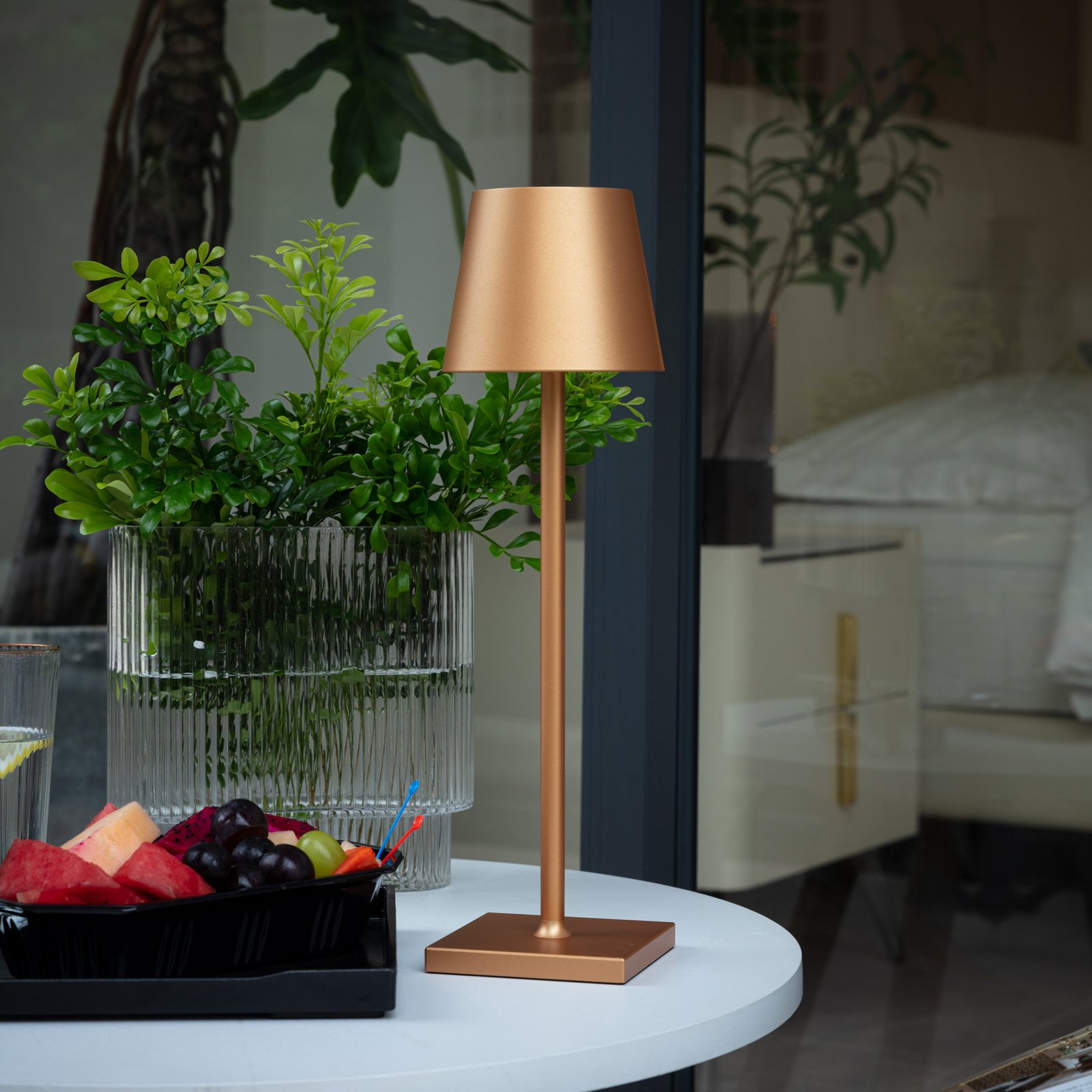 Lindby Janea LED battery table lamp, gold