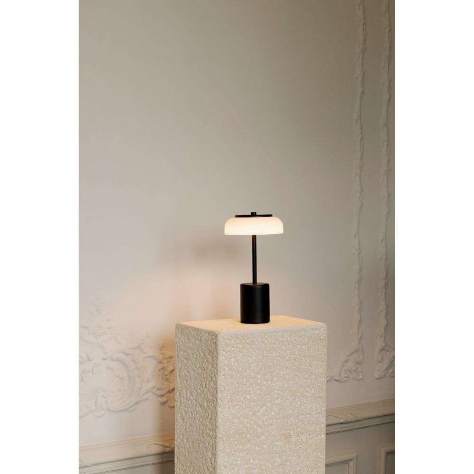 Nuura LED tölthető asztali világítás Blossi, magasság 26 cm, fekete/opál