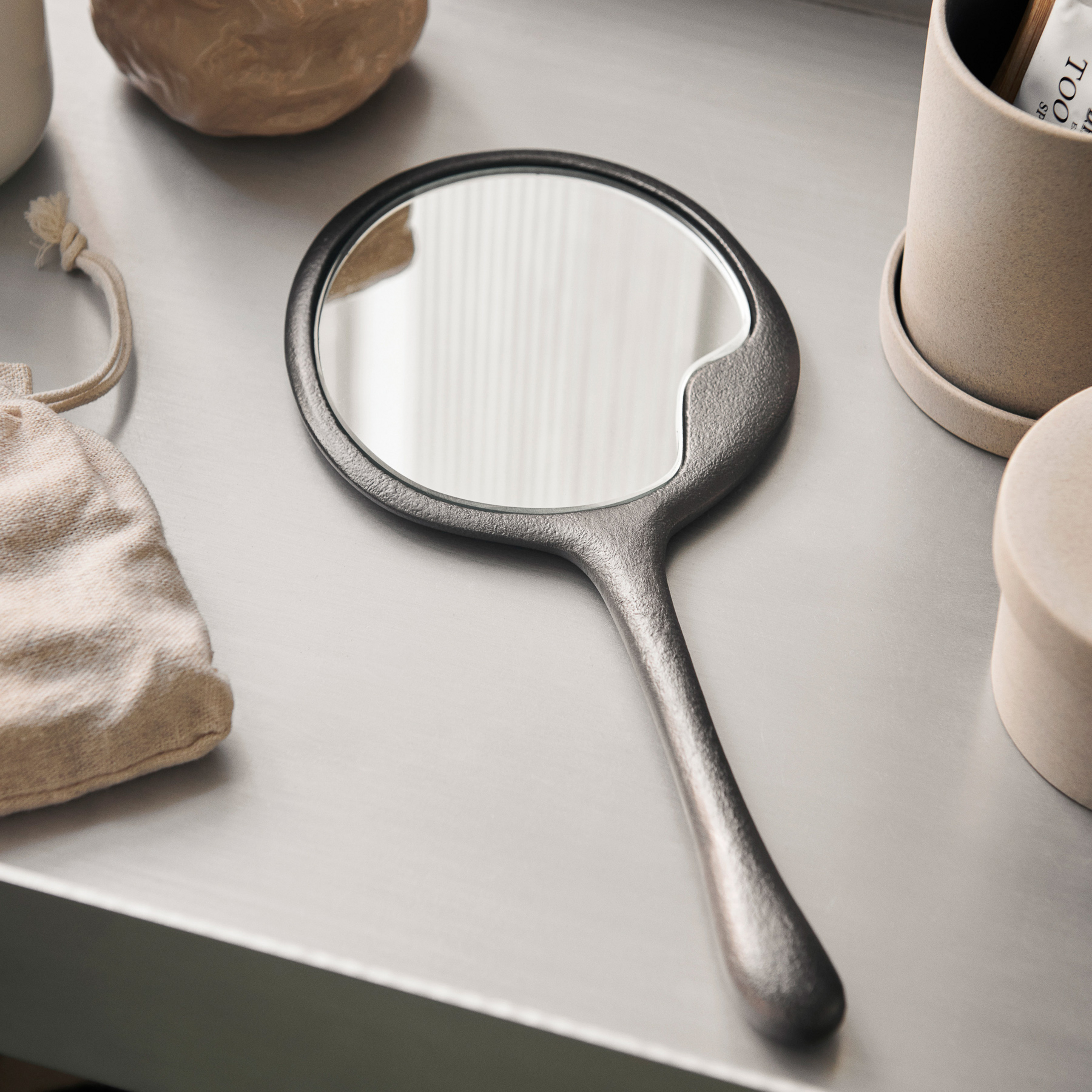 ferm LIVING Ръчно огледало Lava, черно, височина 29 cm, алуминий