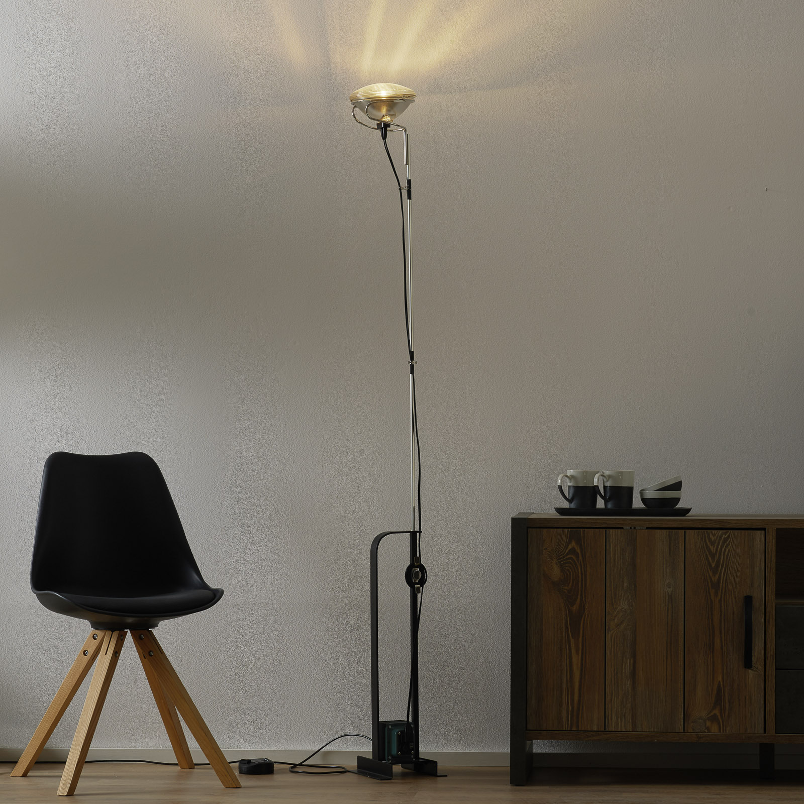 FLOS Toio - industrialna lampa stojąca, czarna