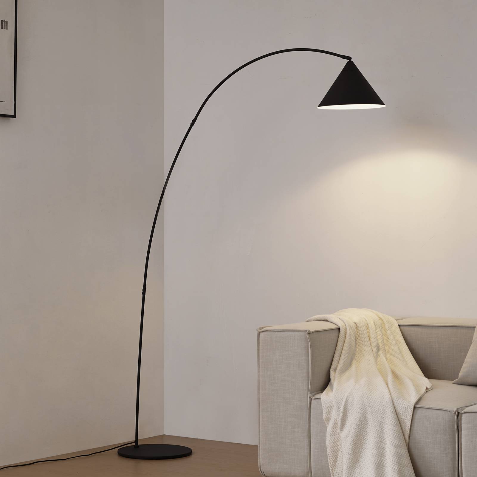 Lindby lampa łukowa Triangolo, czarna, wysokość 195 cm, metal E27
