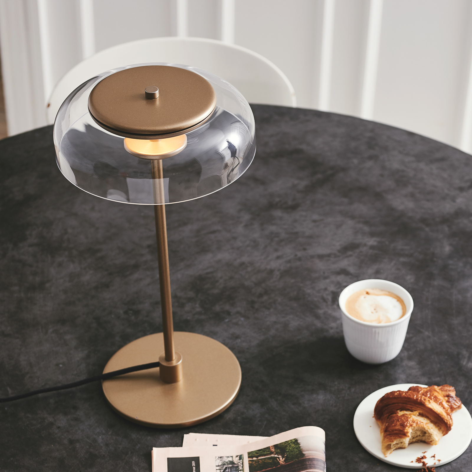 Nuura Blossi Table stolová LED lampa, zlatá/číra