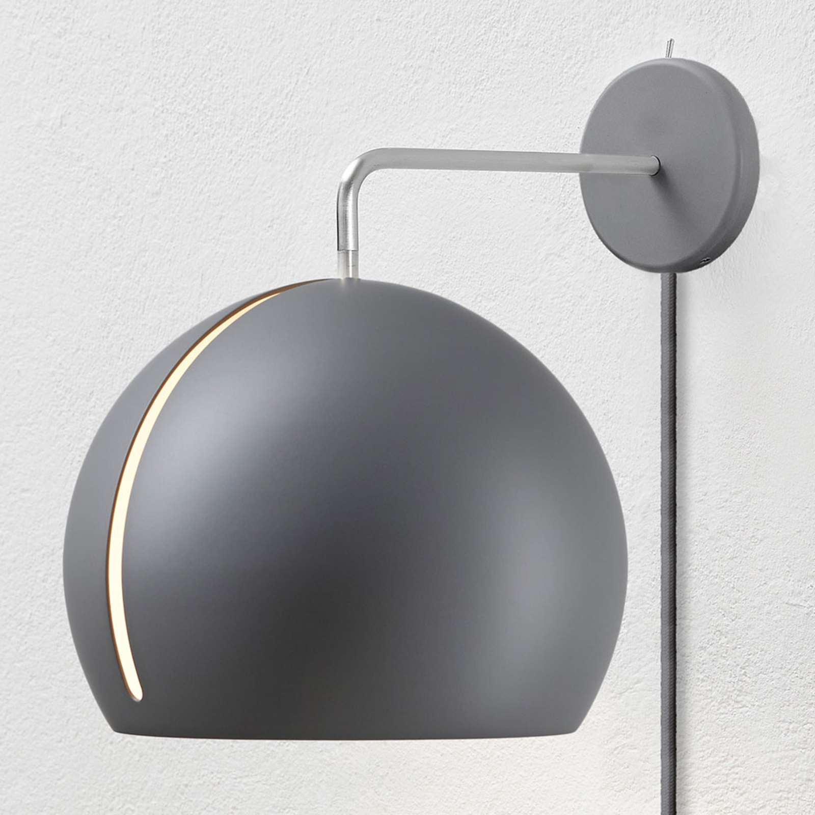 Nyta Tilt Globe Wall væglampe med stik grå