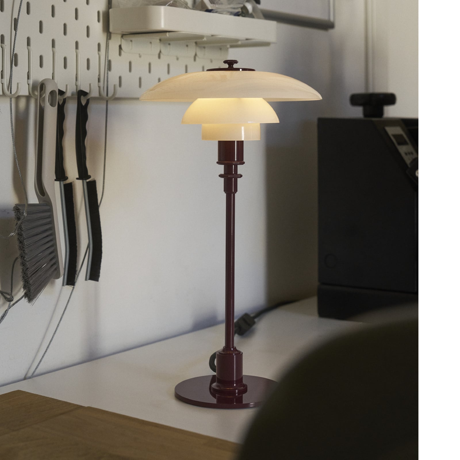 PH 3/2 pöytälamppu, kiiltävä viininpunainen, Ø 28 cm – Louis Poulsen PH 3/2 pöytälamppu, kiiltävä viininpunainen, Ø 28 cm – Louis Poulsen