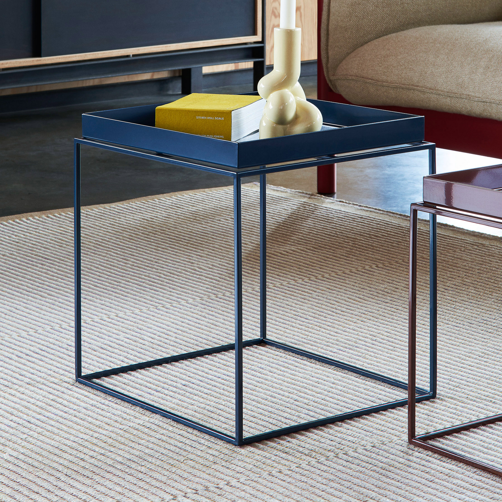 Tray sidobord, mörkblått glansigt, 40 x 40 cm - HAY Tray sidobord, mörkblått glansigt, 40 x 40 cm - HAY